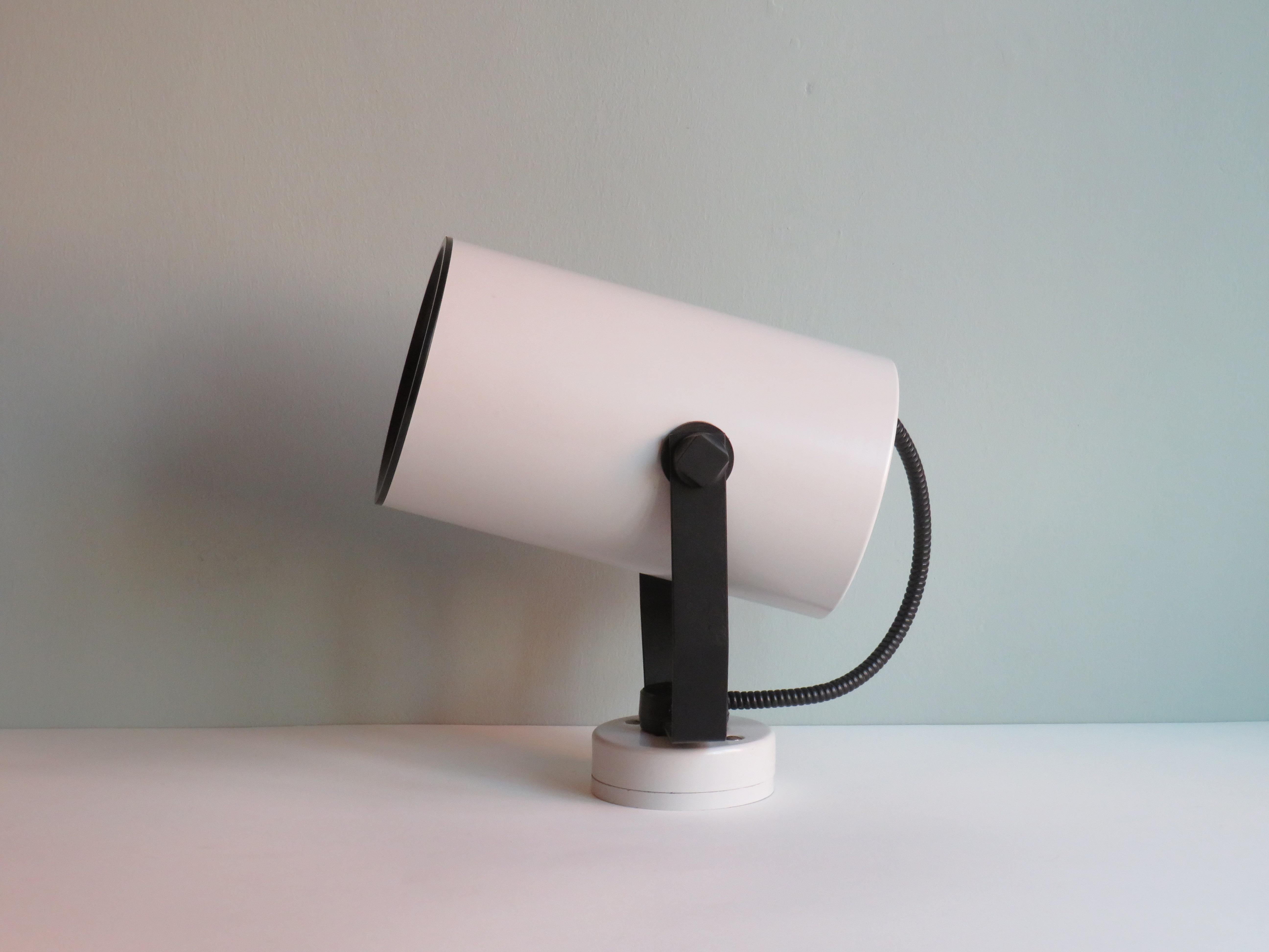 Large wall lamp, spot by Hoffmeister Germany 1970.
This light grey and black metal lamp can rotate on the wall mount and can also be oriented in different positions. It has a E 27 fitting and is in good condition.
Dimensions: total height 36