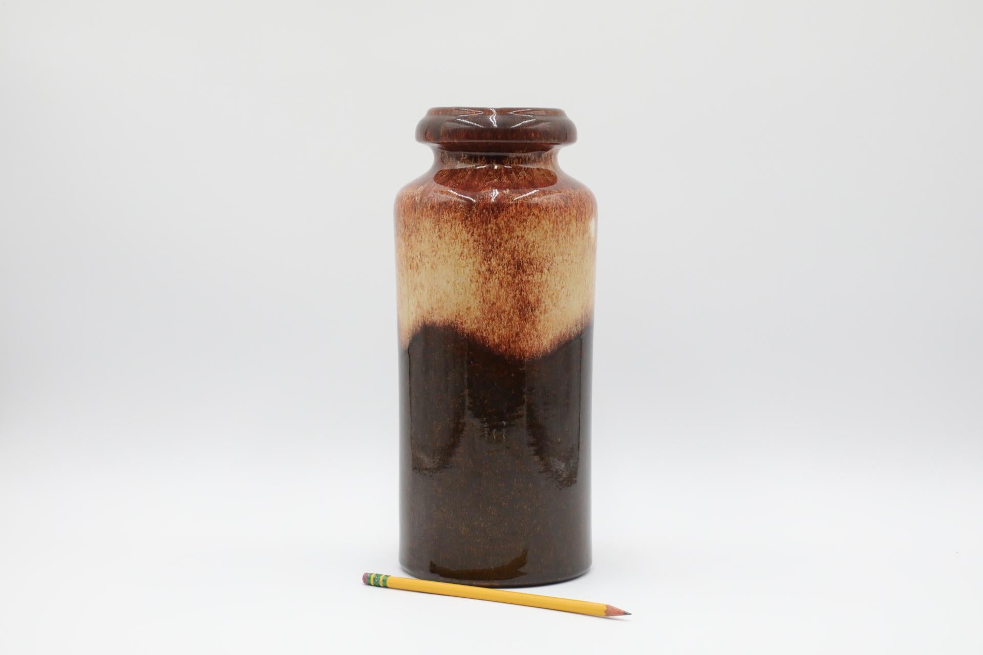 Grand vase en céramique d'Allemagne de l'Ouest avec une belle glaçure aux tons bruns et terreux. Marqué 