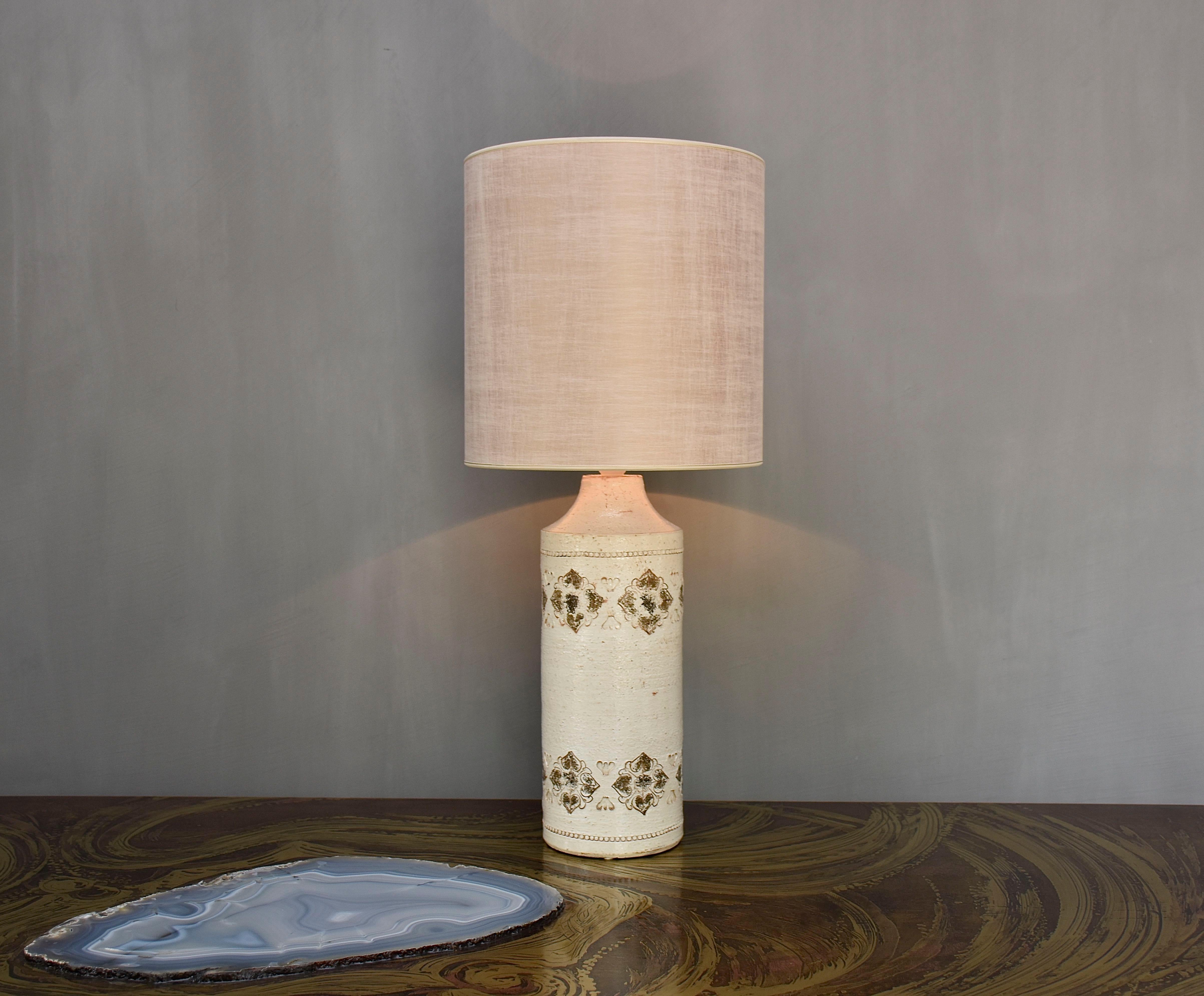 Beautiful ceramic table lamp designed by Bitossi for Bergboms- Sweden.
These pretty lamp has white glazed base with  texture and brown patterns.
Period- ca. 1960
Place of origin- Italy/ Sweden
Signed at the bottom.

Height of the lamp is measured