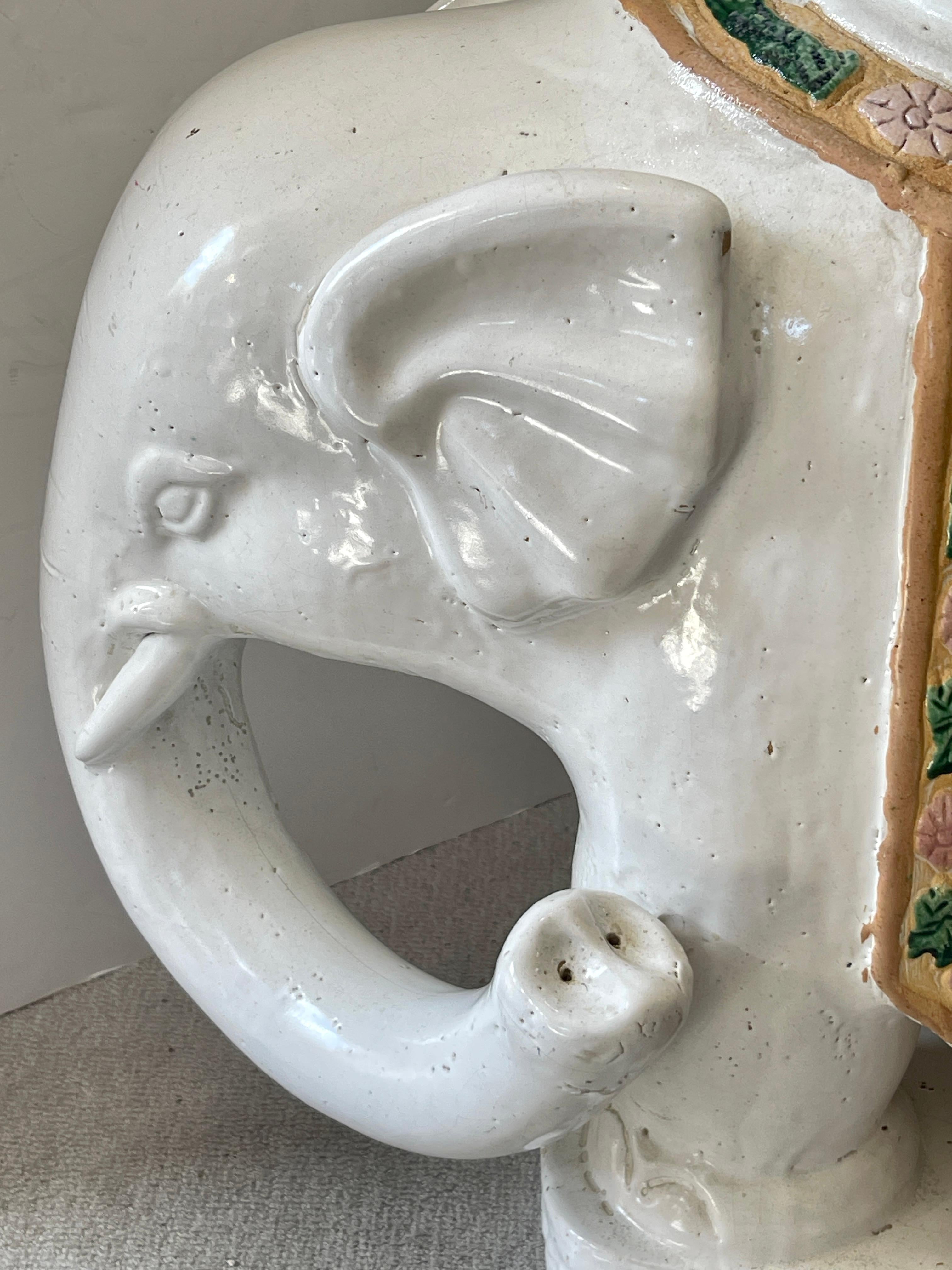 Whiting, ce grand tabouret ou siège de jardin Éléphant blanc, en terre cuite vernissée.
Il s'agit d'un exceptionnel et très grand tabouret de jardin, datant du milieu du 20e siècle. 
Terre cuite émaillée chinoise  Siège de jardin pour éléphant.