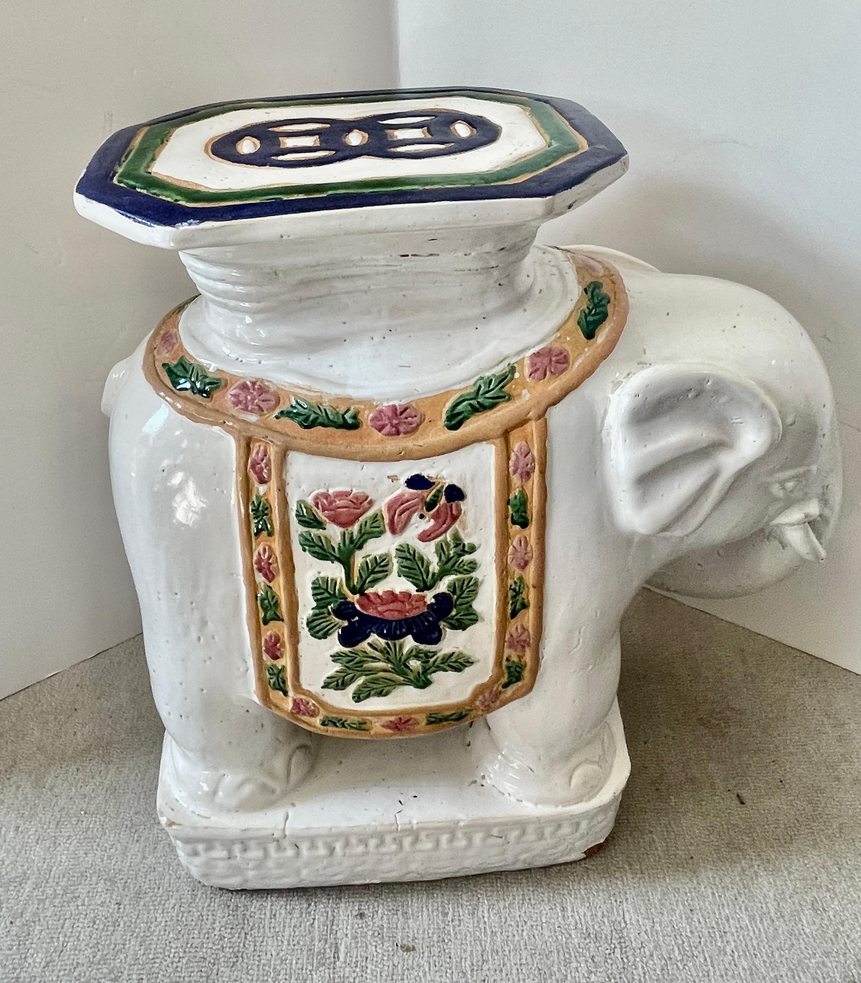 Bohème Grand tabouret de jardin Éléphant blanc du milieu du siècle Siège de jardin en terre cuite émaillée en vente