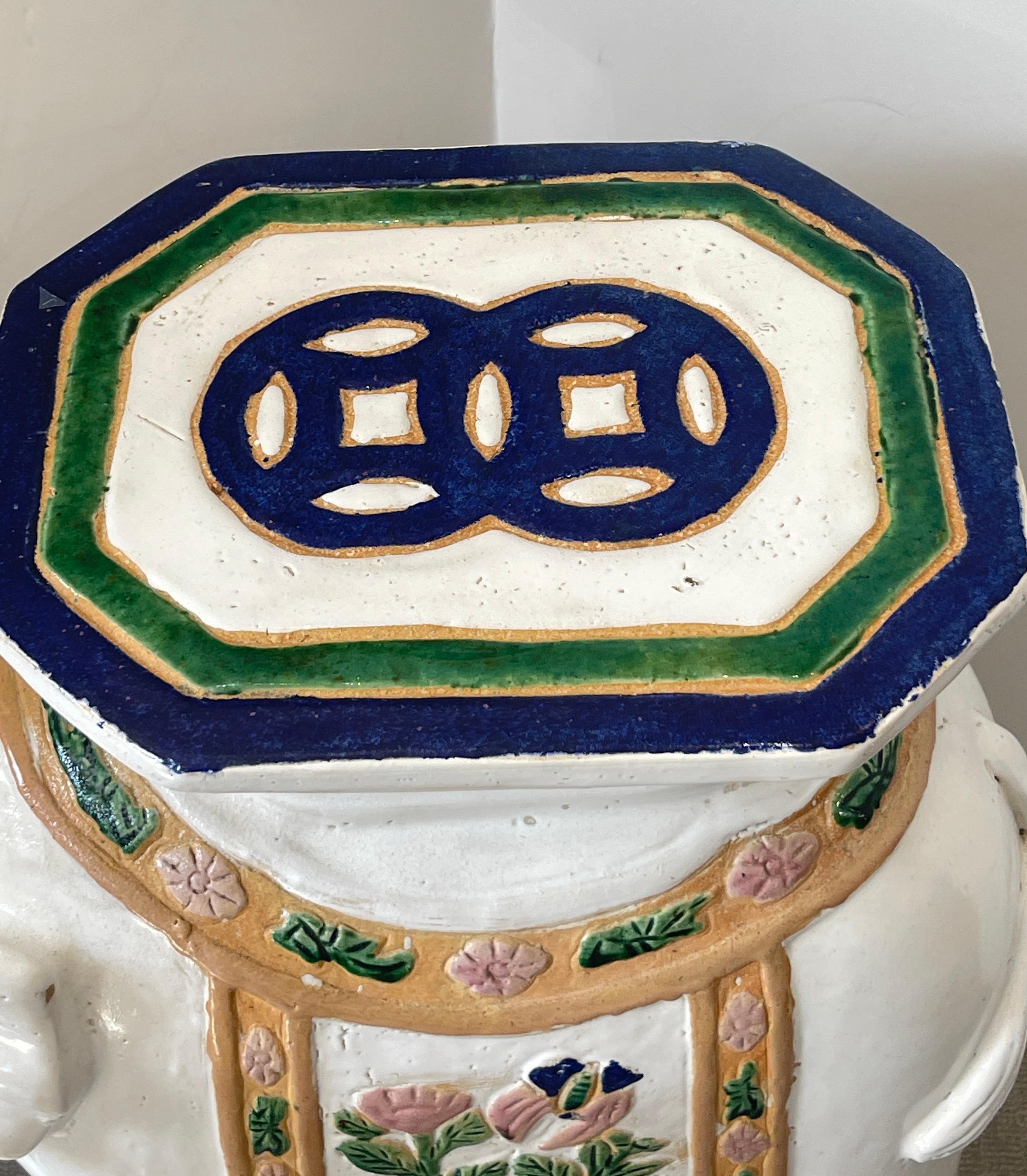 Fait main Grand tabouret de jardin Éléphant blanc du milieu du siècle Siège de jardin en terre cuite émaillée en vente