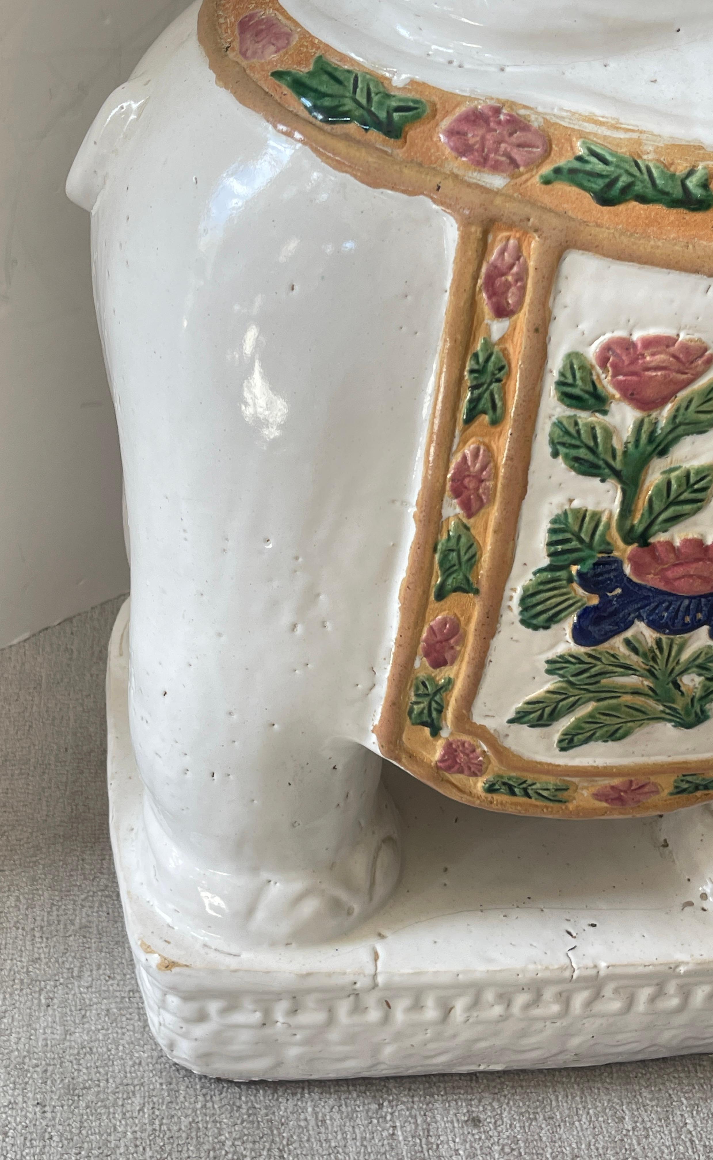 Grand tabouret de jardin Éléphant blanc du milieu du siècle Siège de jardin en terre cuite émaillée Bon état - En vente à West Palm Beach, FL