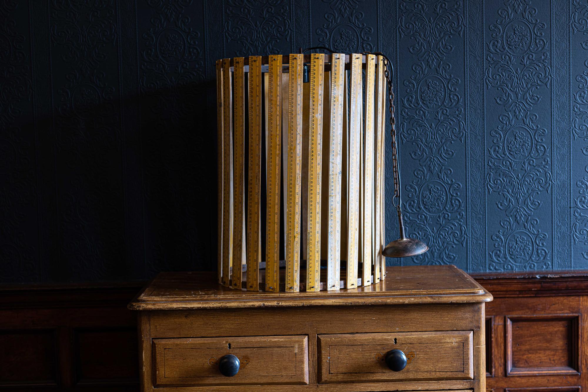 Midcentury large wooden ruler pendant light,
circa 1950.

With original chain and ceiling rose

Measures: Diameter 48cm x 63 height cm.

     