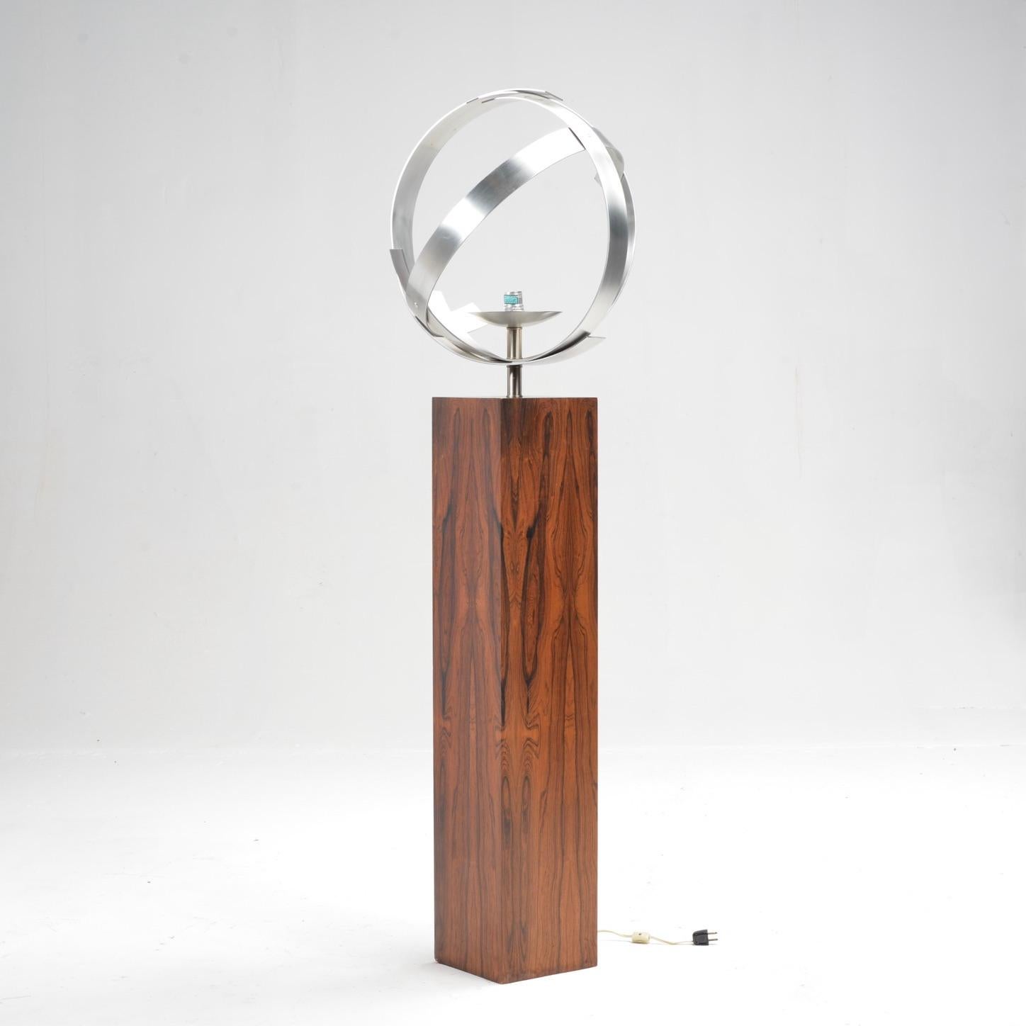 Lampada da terra moderna del Mid-Century di Laurel Lamp Company con base in palissandro e stelo in alluminio spazzolato. Le fasce di alluminio formano un cerchio intorno alla luce e si trovano su un piedistallo in palissandro come un'unica lampada.