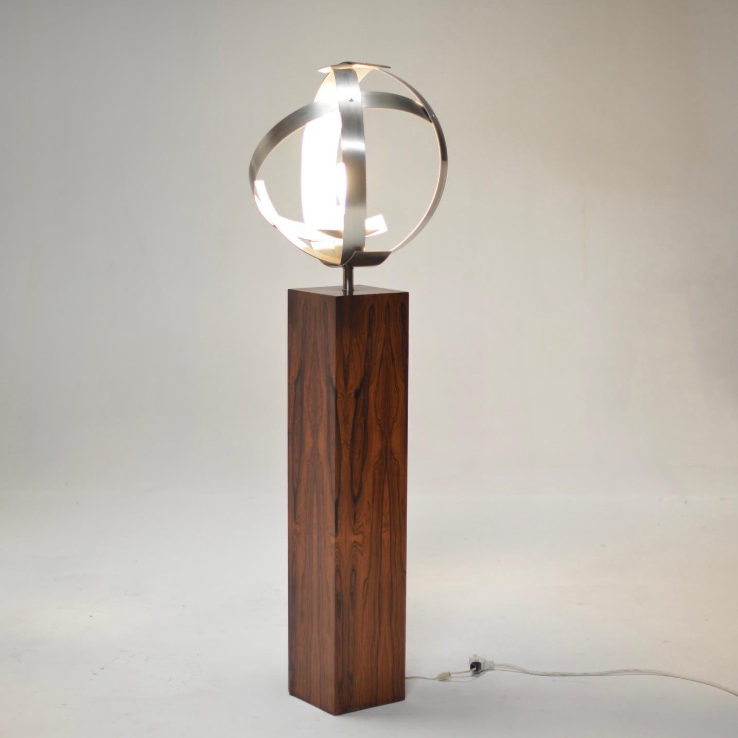 Mid-Century moderno Lampada da terra di metà secolo in legno di palissandro e alluminio Laurel in vendita