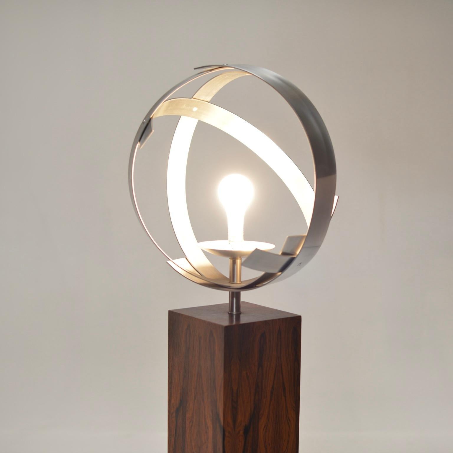 Americano Lampada da terra di metà secolo in legno di palissandro e alluminio Laurel in vendita