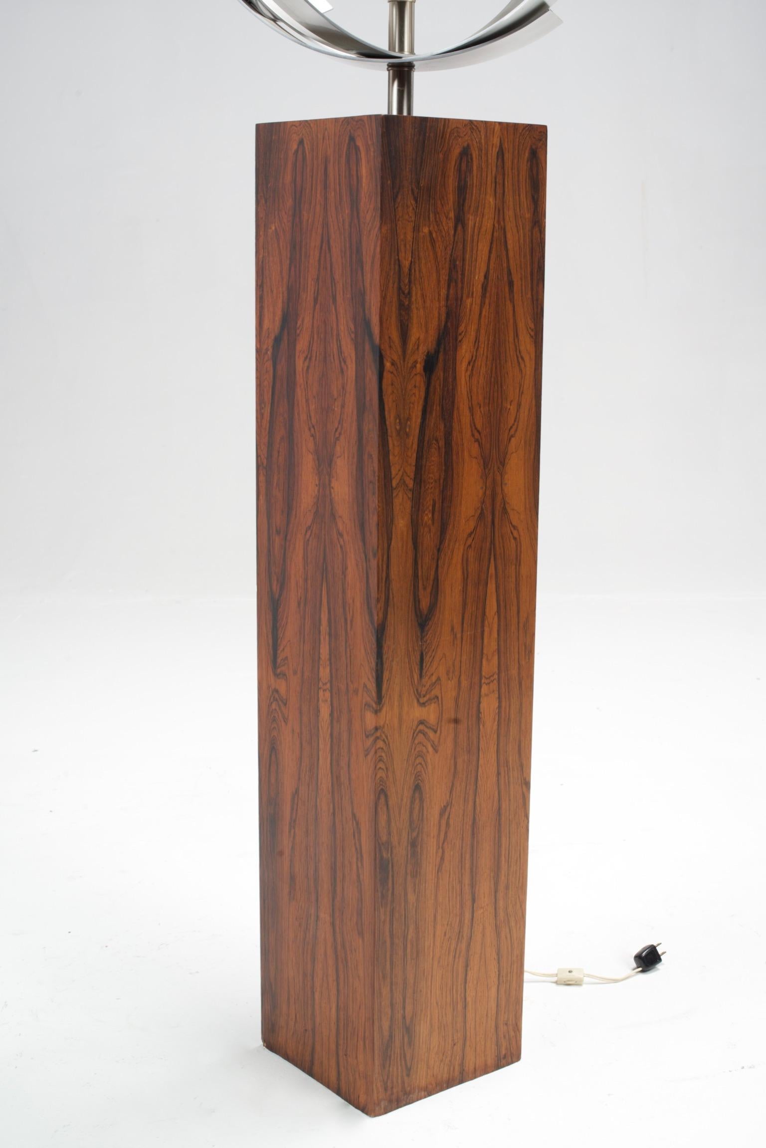 Lampada da terra di metà secolo in legno di palissandro e alluminio Laurel In condizioni buone in vendita a Los Angeles, CA