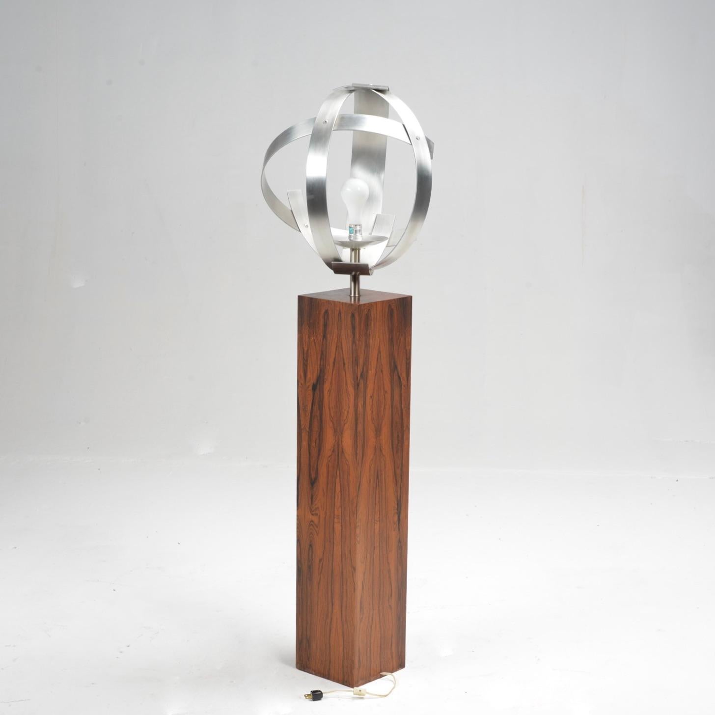 Metà XX secolo Lampada da terra di metà secolo in legno di palissandro e alluminio Laurel in vendita