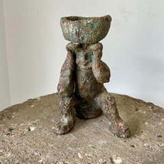 Sculpture figurative du milieu du siècle en poterie à glaçure de lave avec forme de bol
