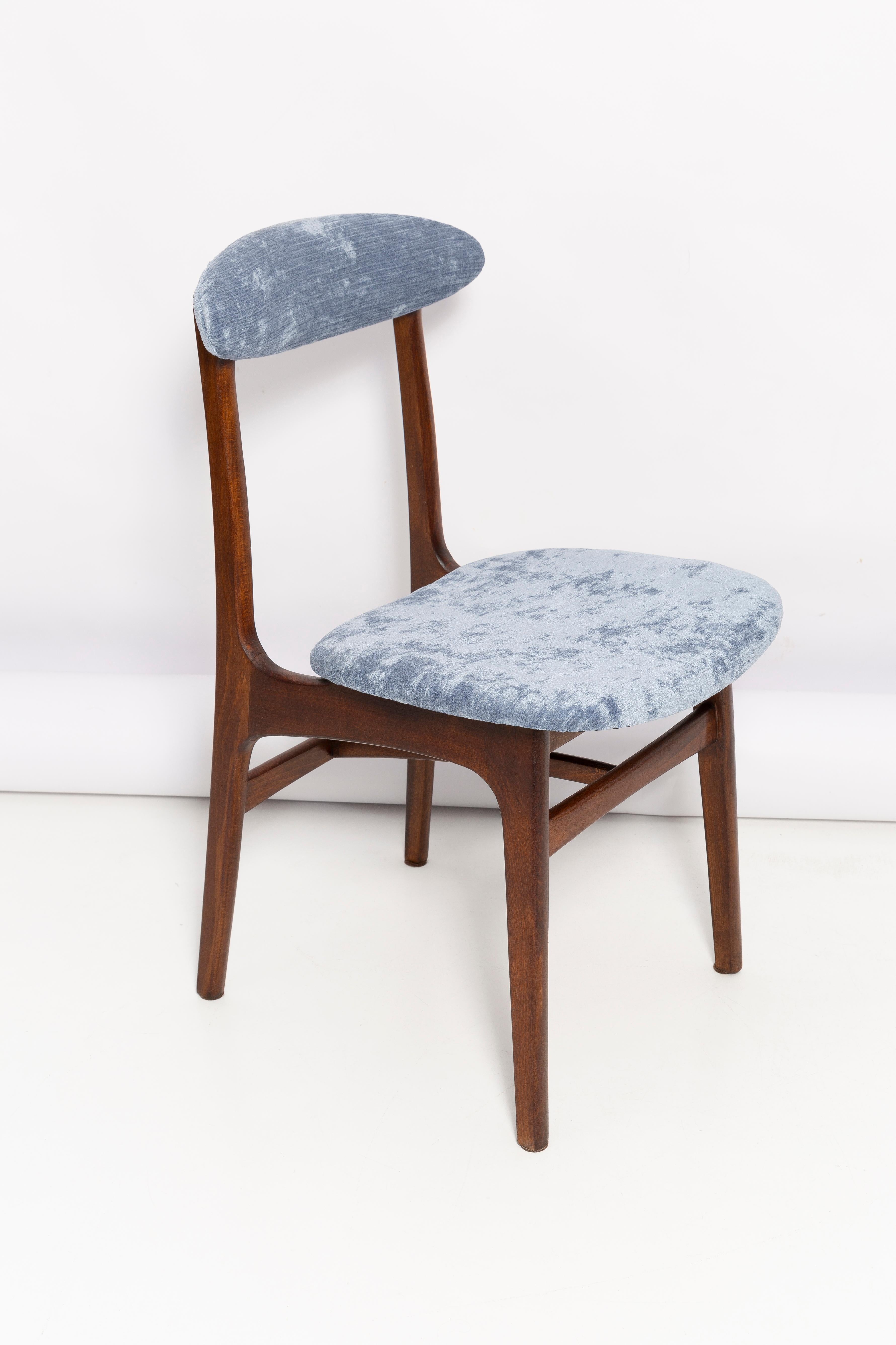 Leichte Form eines schönen Vintage-Stuhls, entworfen von Prof. Rajmund Halas. Er wurde aus Buchenholz gefertigt. Entworfen und hergestellt in Polen. Der Stuhl wurde komplett neu gepolstert, die Holzarbeiten wurden aufgefrischt. Die Sitze und
