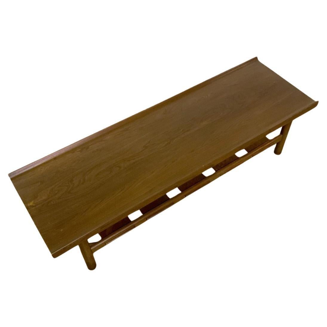 Banc ou table basse en noyer de Lawrence Peabody pour Nemschoff, de style moderne du milieu du siècle dernier. Avec une étagère inférieure à lattes. Bon état vintage. Fabriqué aux États-Unis vers 1960. Situé à Brooklyn NYC. 

Dimensions : 60