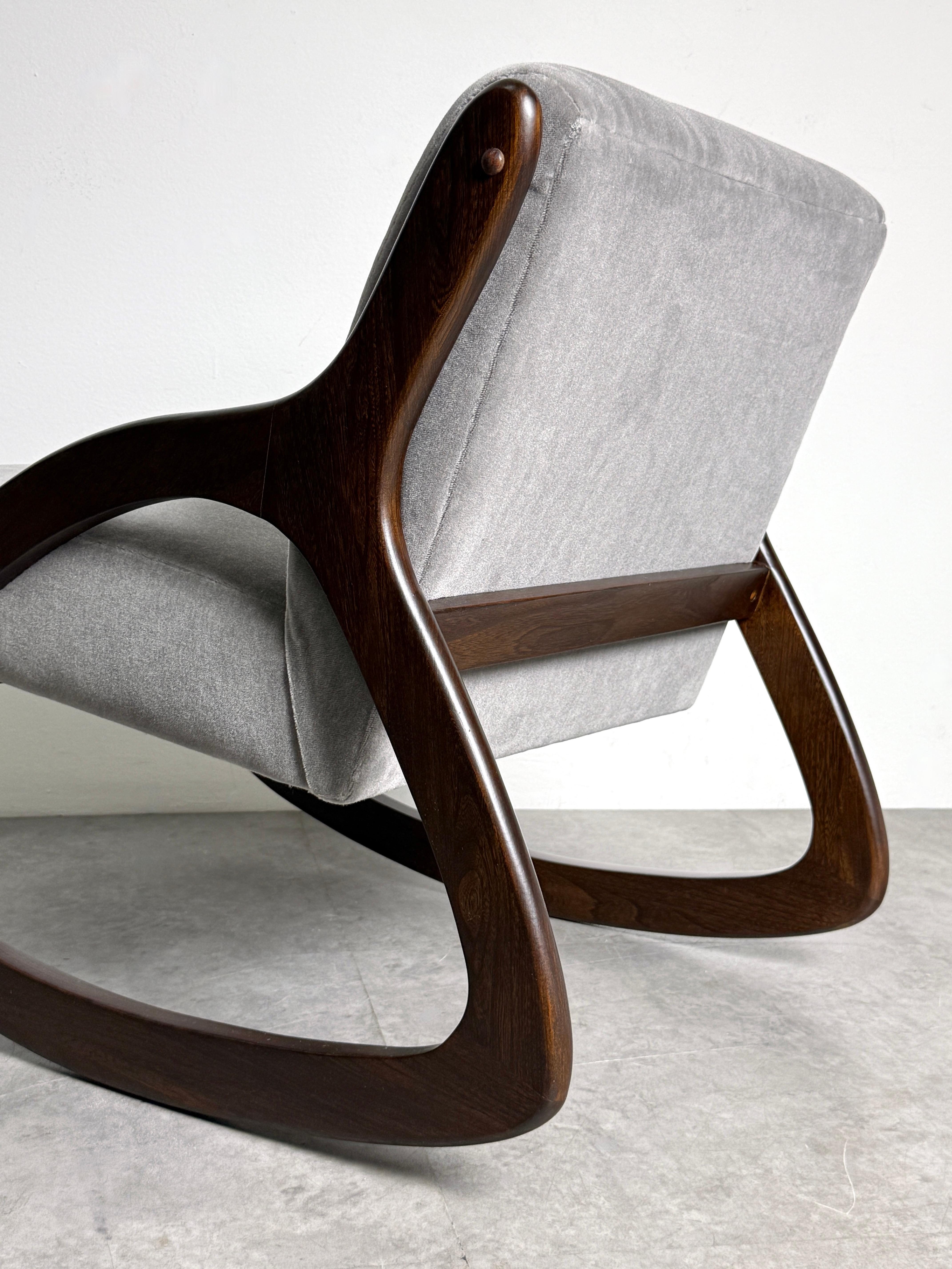 Mid Century Lawrence Peabody Sculptural Rocking Lounge Chair in Gray Mohair en vente 4