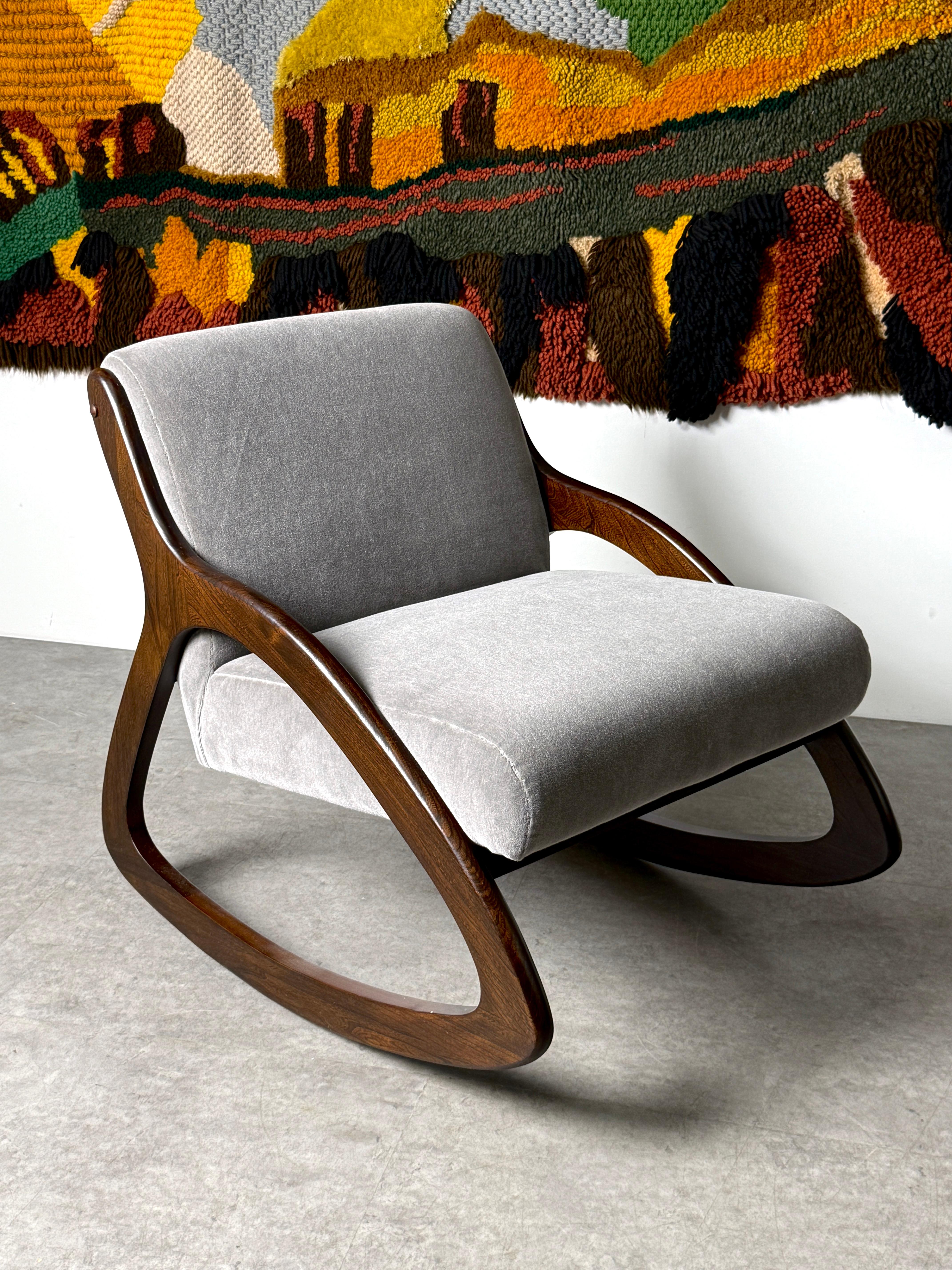 Américain Mid Century Lawrence Peabody Sculptural Rocking Lounge Chair in Gray Mohair en vente