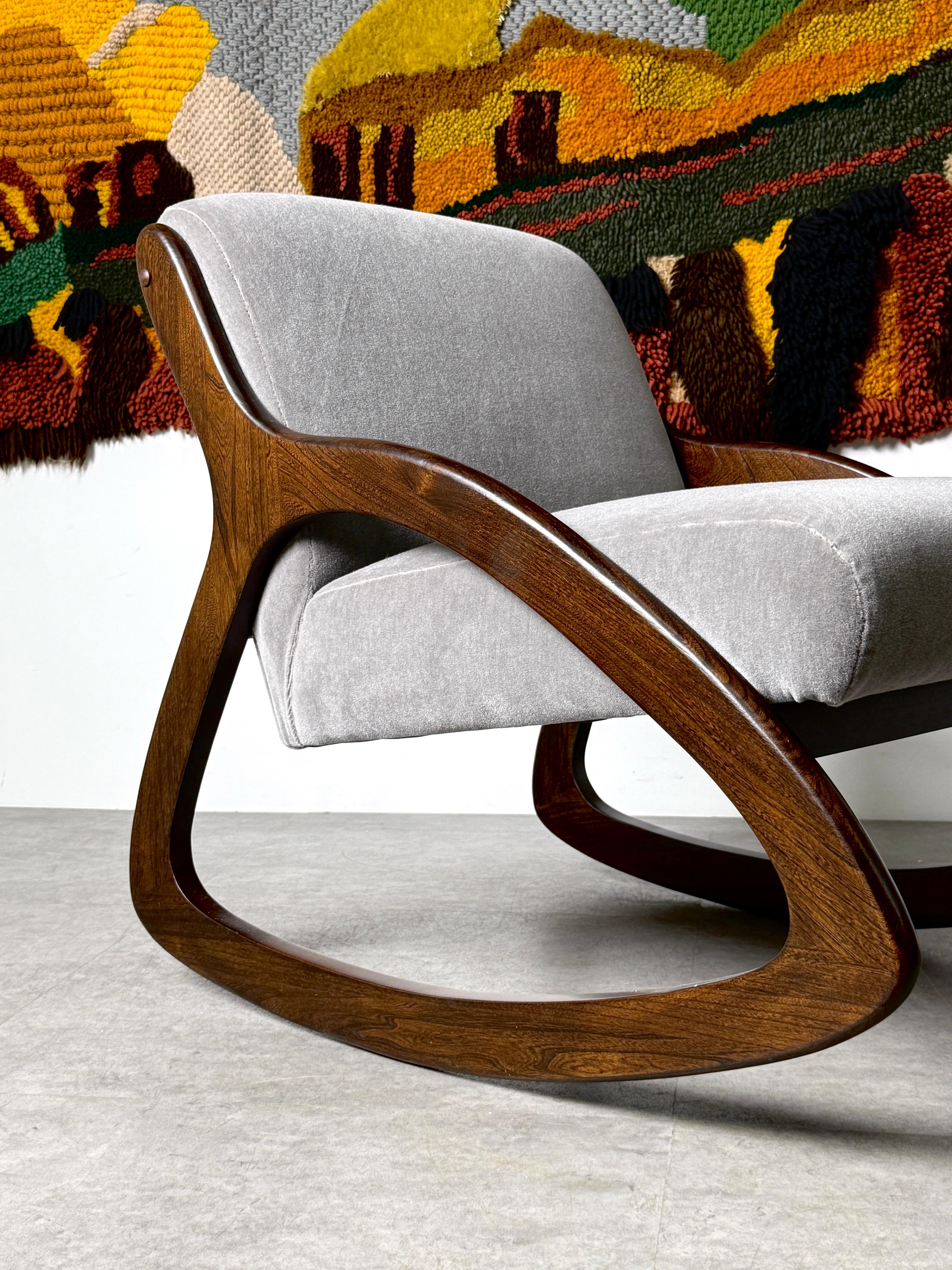 Milieu du XXe siècle Mid Century Lawrence Peabody Sculptural Rocking Lounge Chair in Gray Mohair en vente