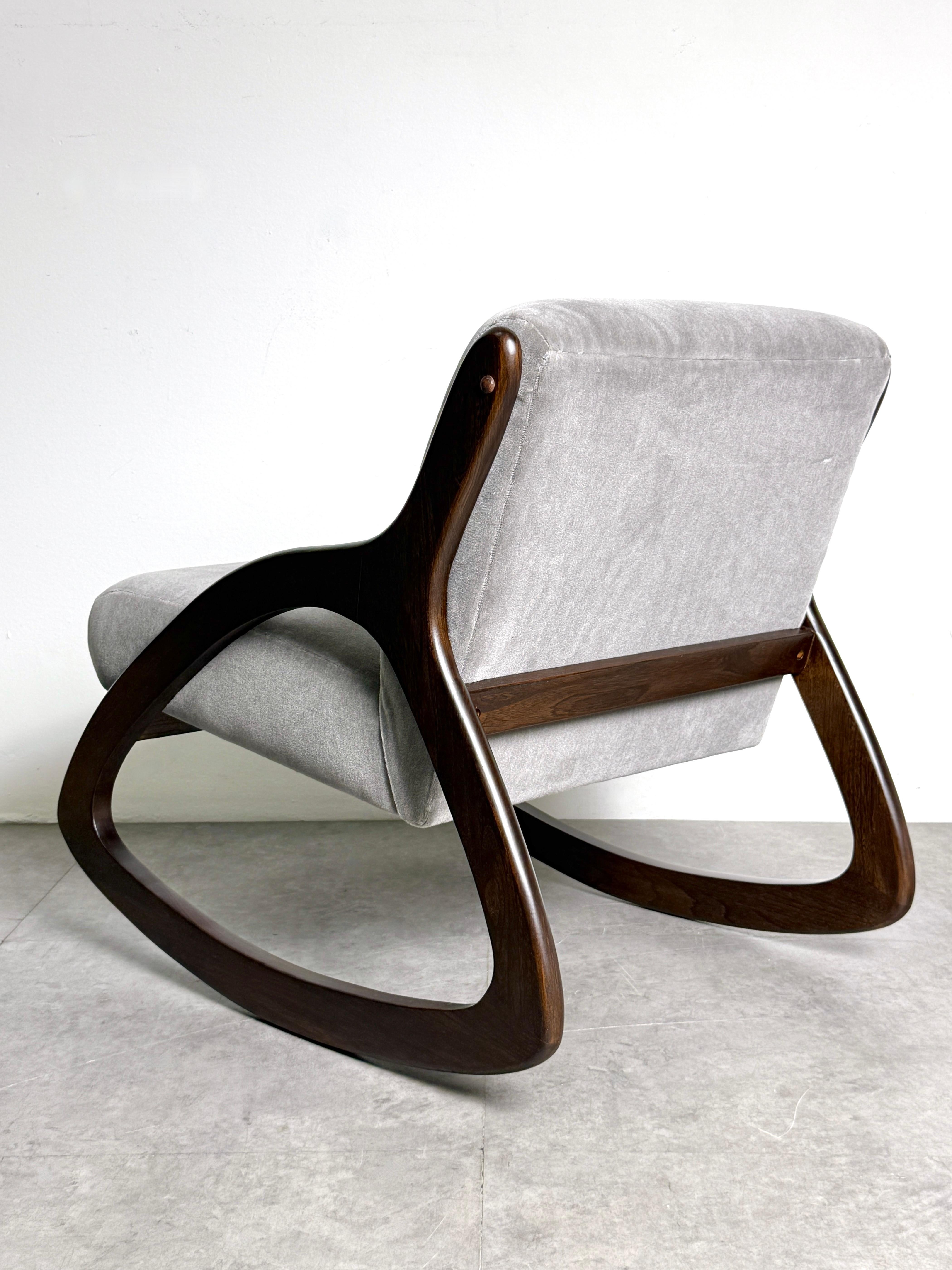 Mid Century Lawrence Peabody Sculptural Rocking Lounge Chair in Gray Mohair en vente 2