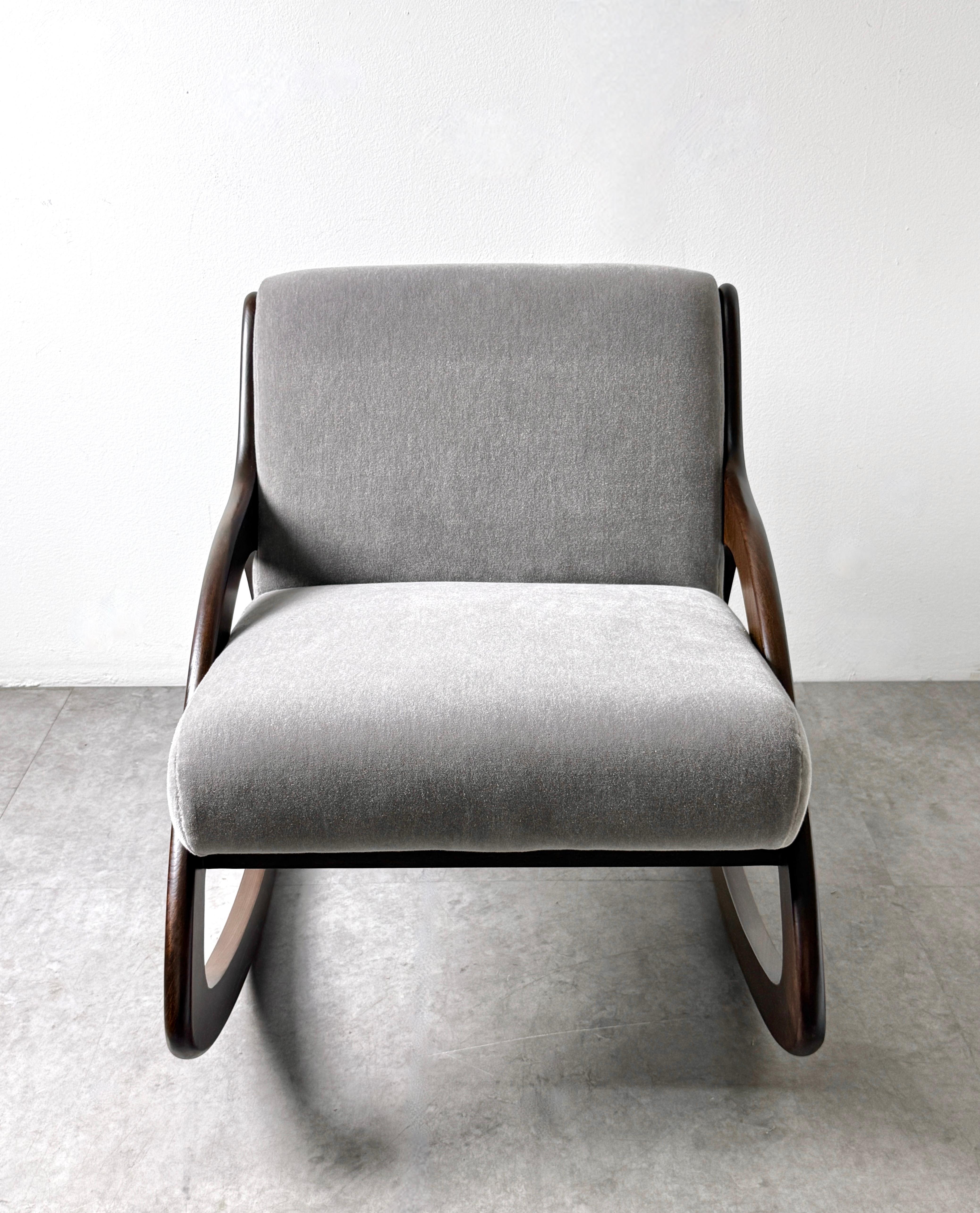 Mid Century Lawrence Peabody Sculptural Rocking Lounge Chair in Gray Mohair en vente 3