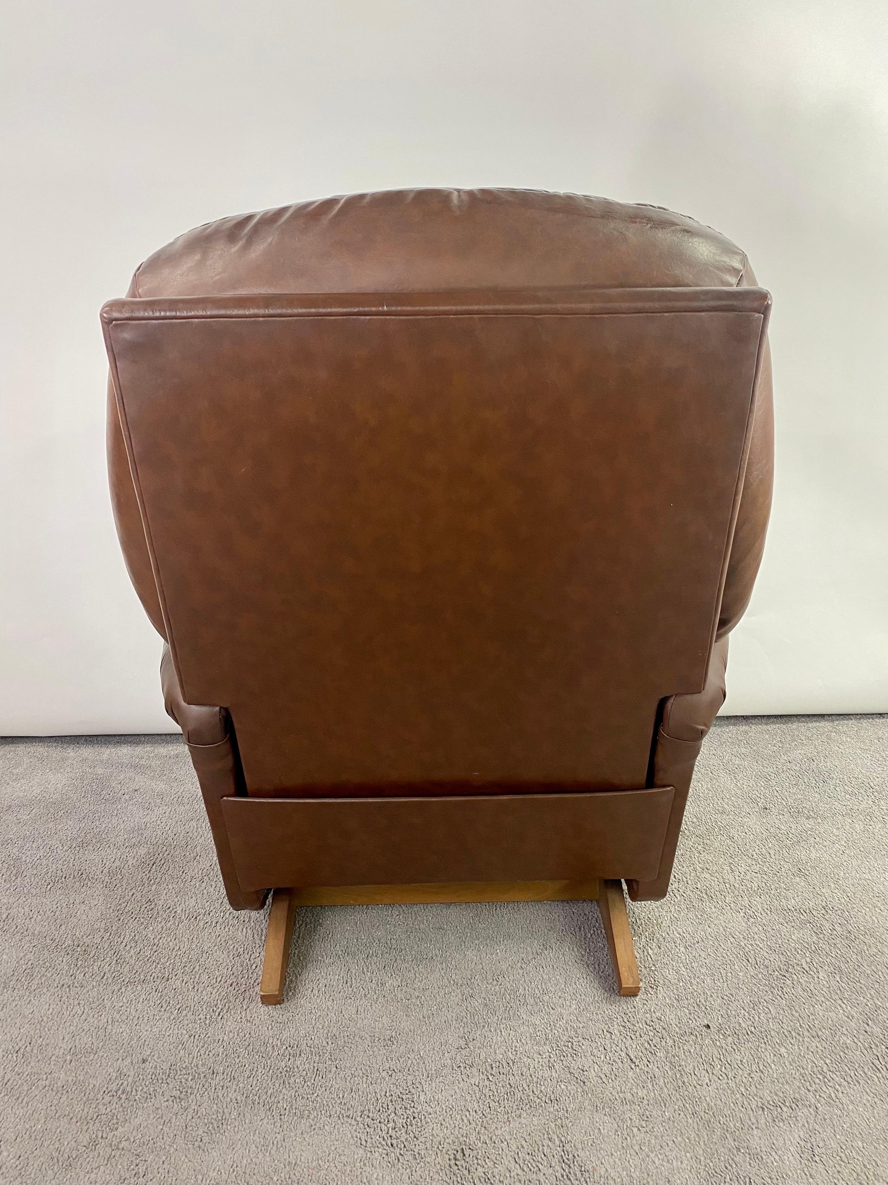 Mid-Century Brown Leder Tufted Reclining Club Chair  (amerikanisch) im Angebot
