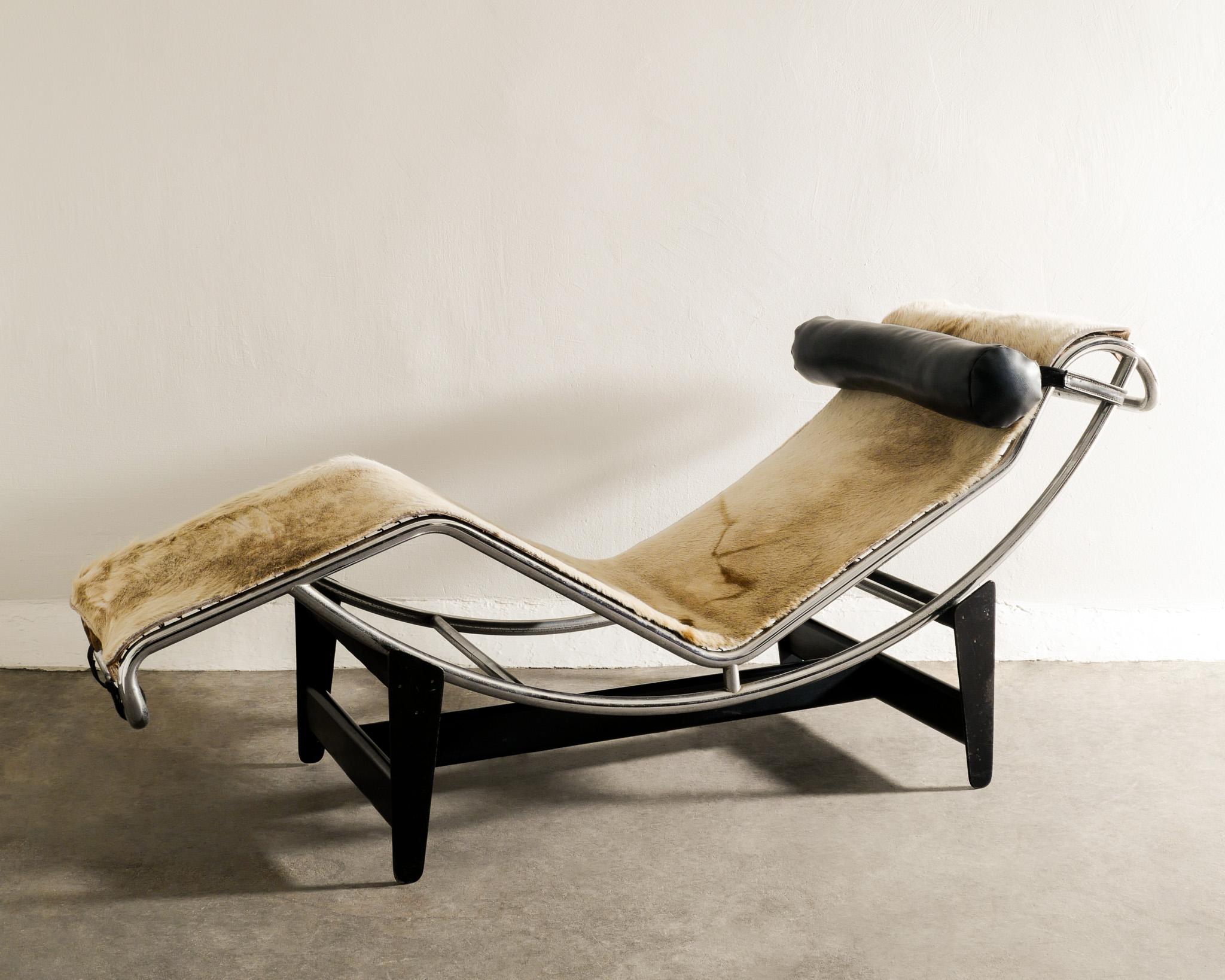 Rare mid century LC4 chaise lounge chair by Le Corbusier with cowhide and black lacquered sliding base. In good original condition. Signed and numbered. 

Dimensions: H: 70 cm / 27.50
