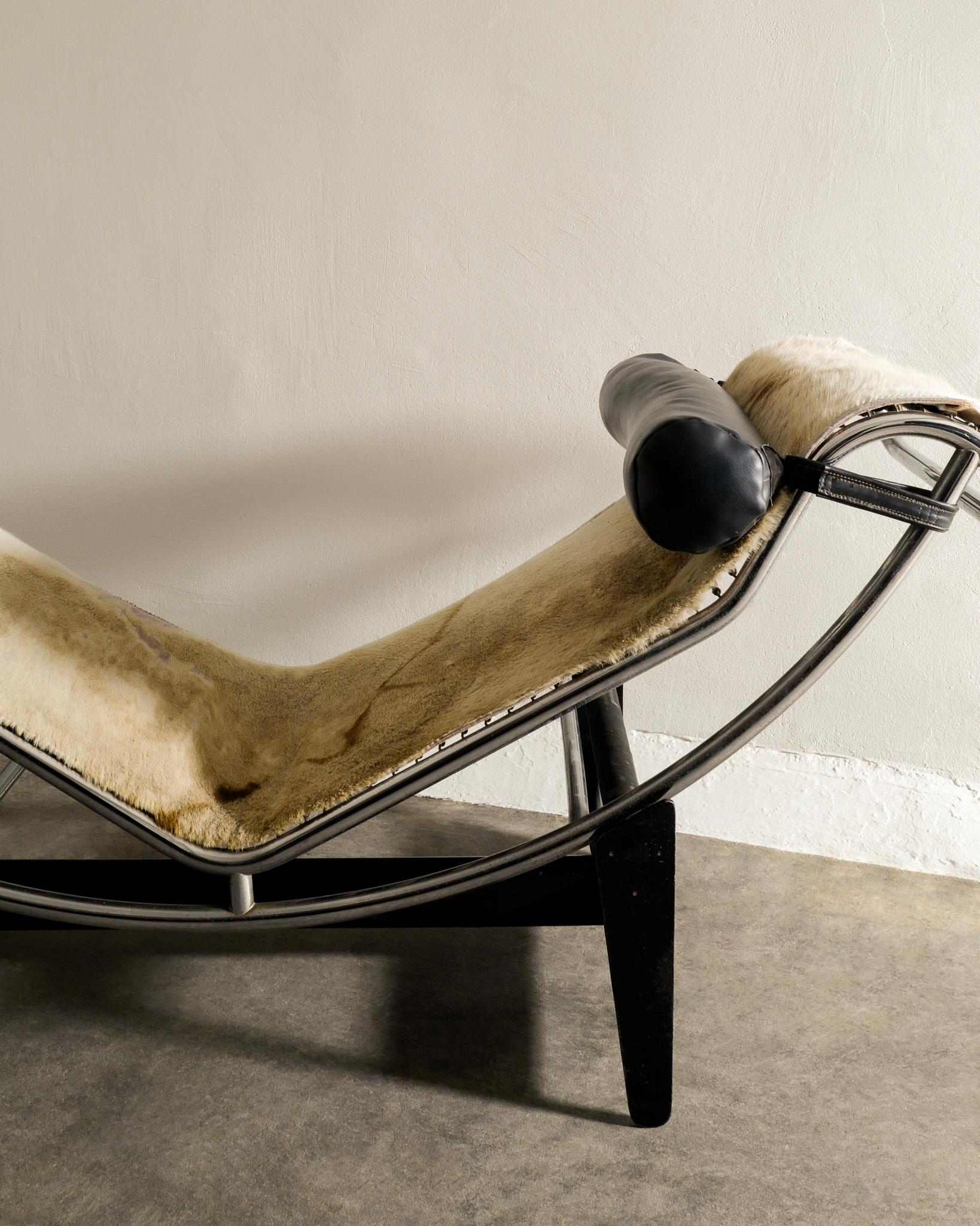 Mid-Century Le Corbusier „LC 4“ Chaiselongue mit Rindsleder von Cassina, 1960er Jahre  (Moderne der Mitte des Jahrhunderts) im Angebot