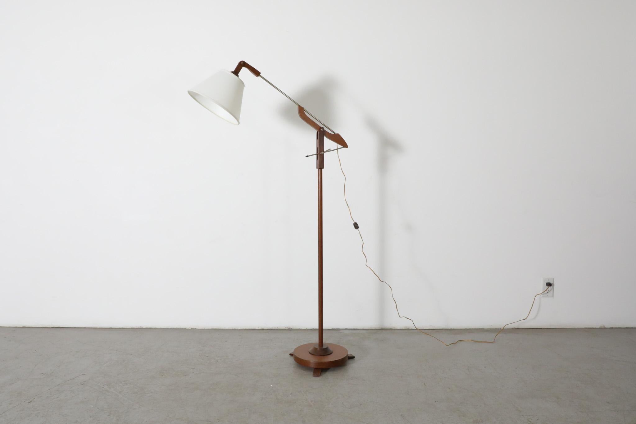 Mid-Century Le Klint Style Teak Floor Lamp With Pivoting Arm In Good Condition In Los Angeles, CA