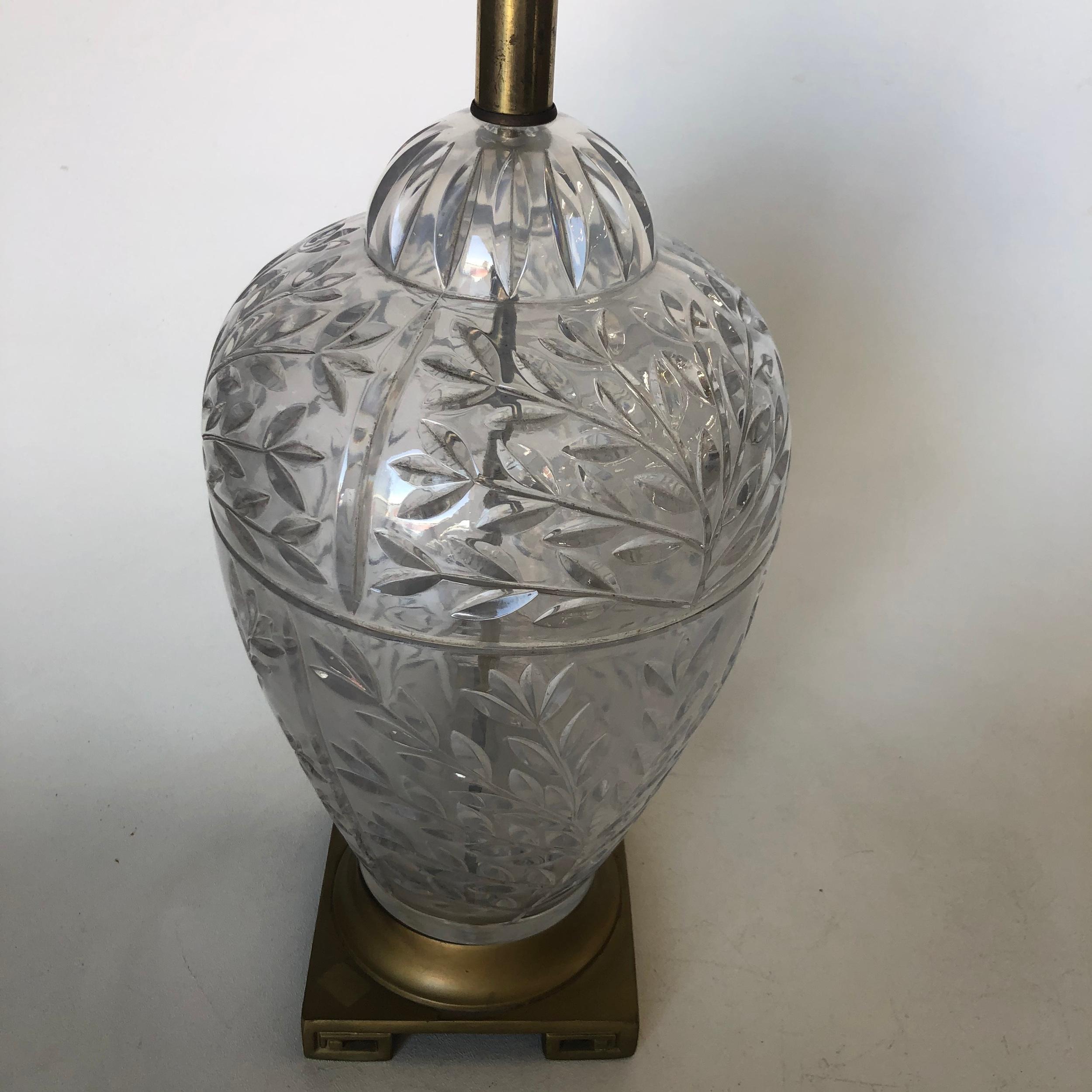 Midcentury Leaf Motif Cut Crystal Table Lamp with Brass Hardware In Excellent Condition For Sale In Van Nuys, CA