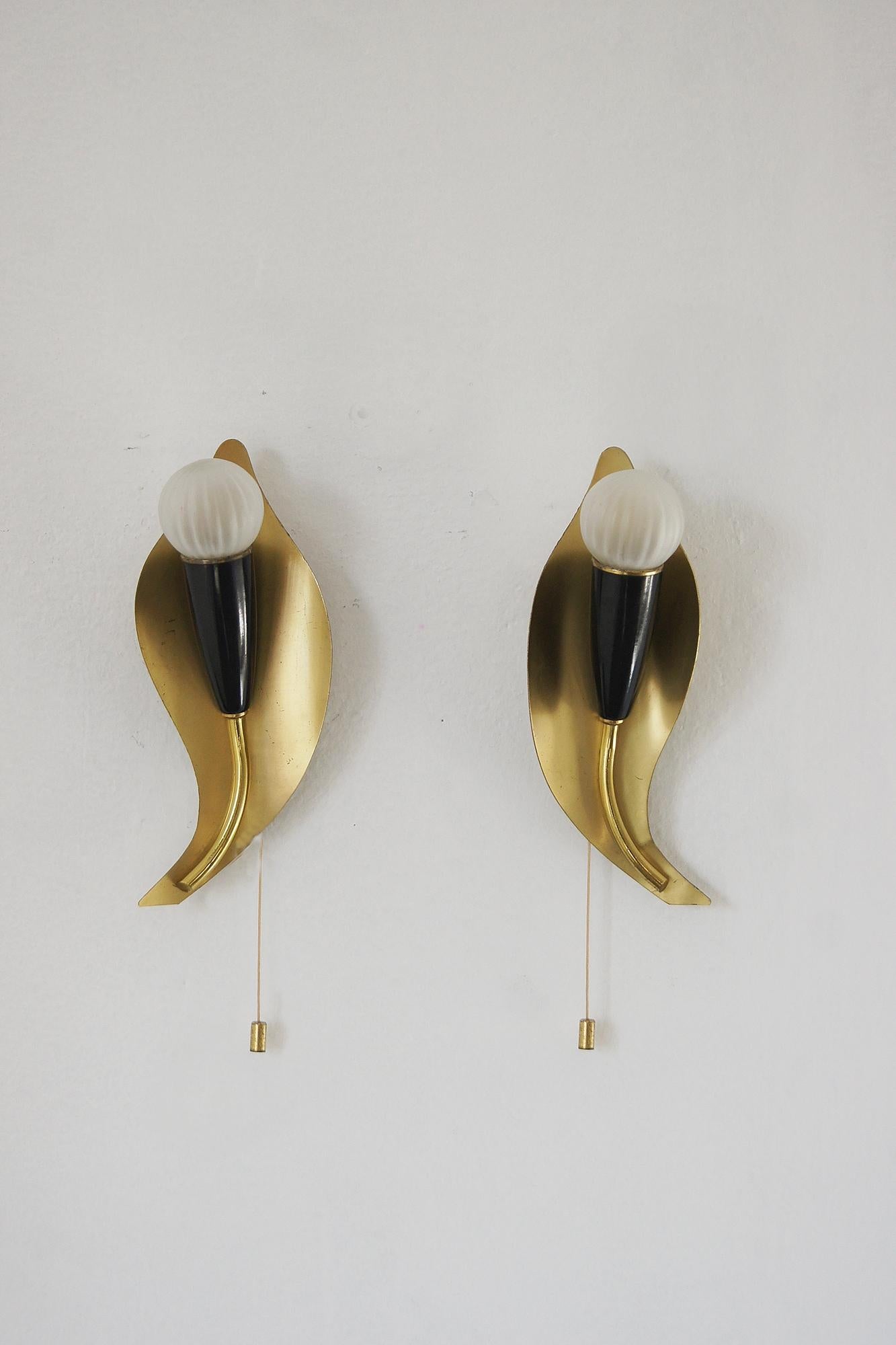 Mid-Century moderno Applique in ottone a forma di foglia del metà del secolo scorso Italia 1950 set di 2 in vendita