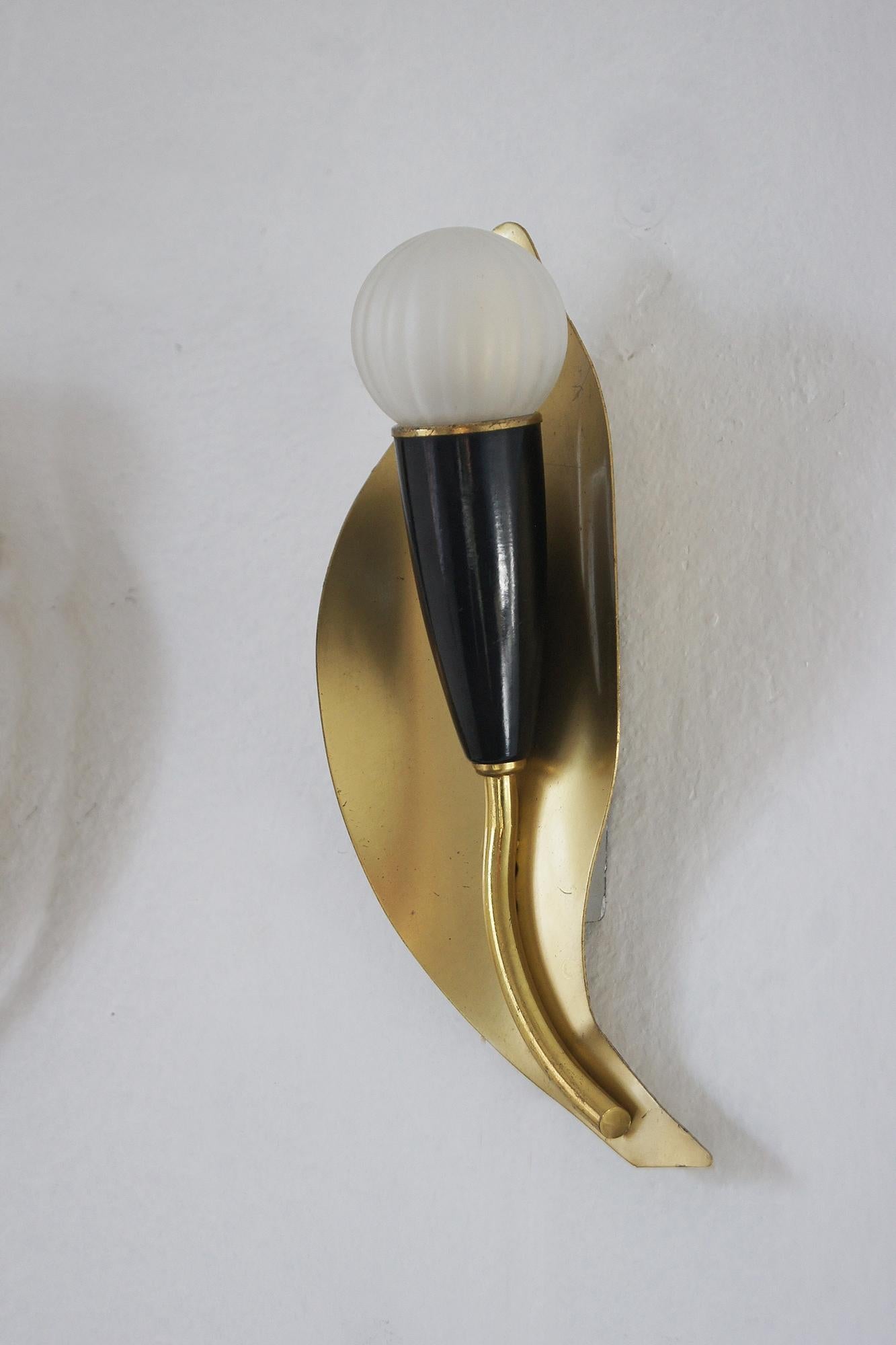 Applique in ottone a forma di foglia del metà del secolo scorso Italia 1950 set di 2 In condizioni buone in vendita a KUTNO, PL