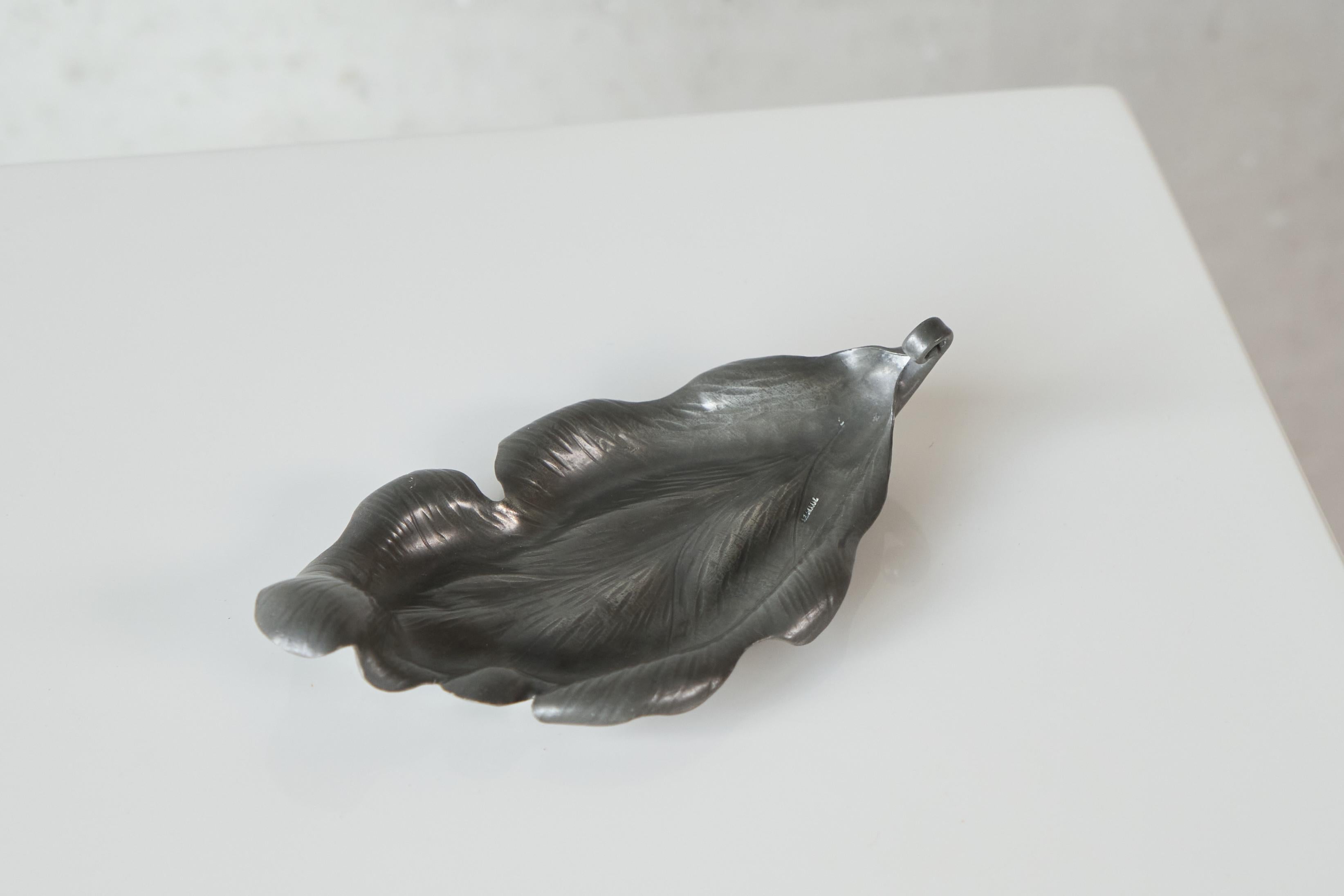 Mid Century Leaf Shaped Vide Poche in Pewter, 1960s.

A wonderful leaf shaped decorative bowl or vide poche in hand crafted pewter. Featuring a great and life like leaf shaped design with a nicely curled stem. Great execution and appearance. Would