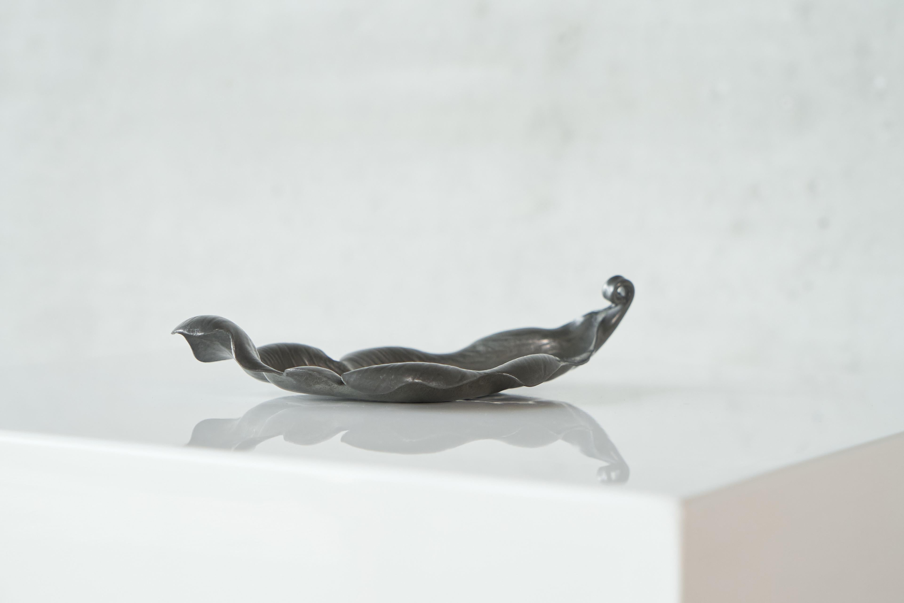 Mid Century Leaf Shaped Vide Poche in Pewter 1960s (Moderne der Mitte des Jahrhunderts) im Angebot