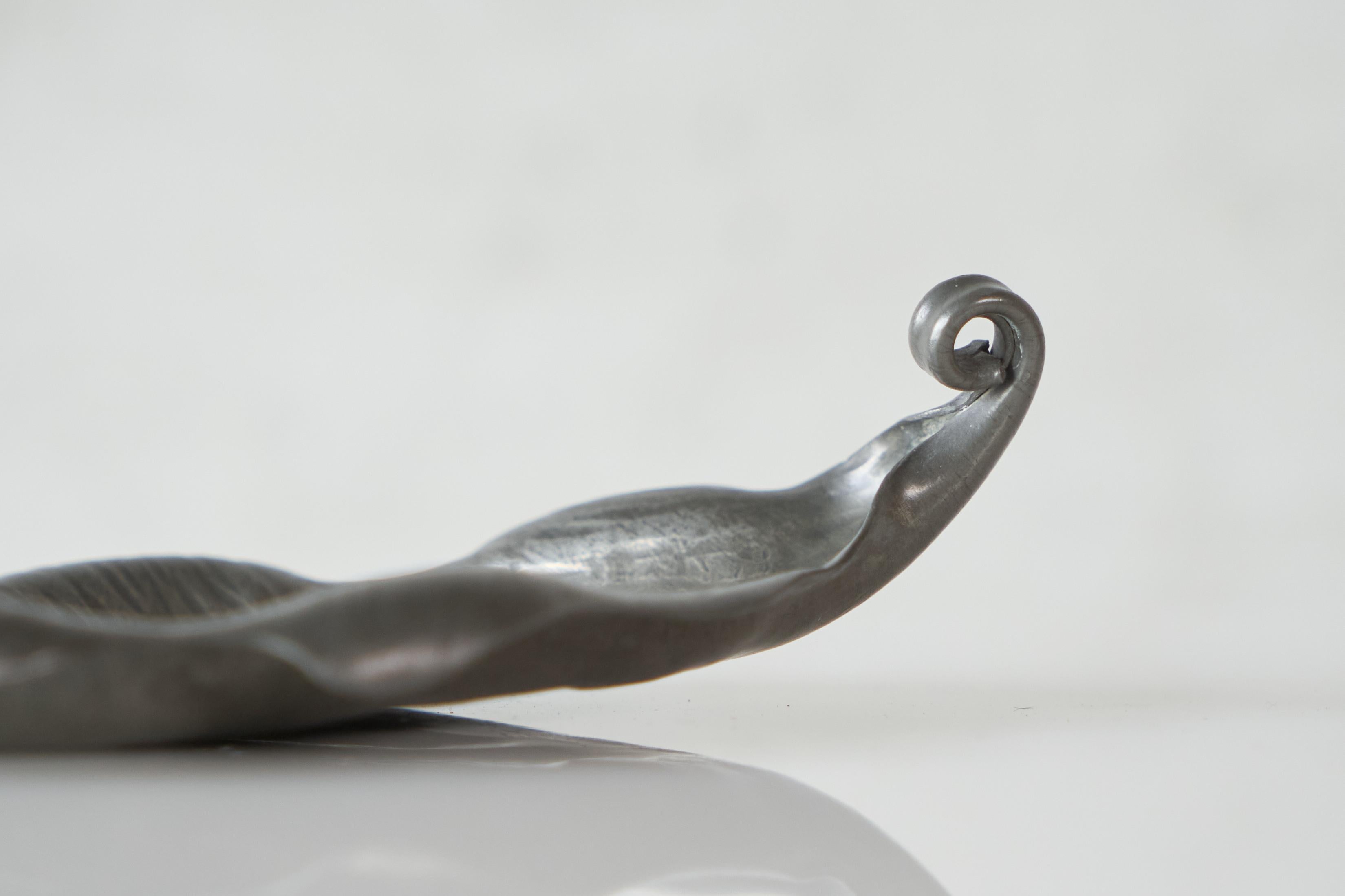 Mid Century Leaf Shaped Vide Poche in Pewter 1960s (Europäisch) im Angebot