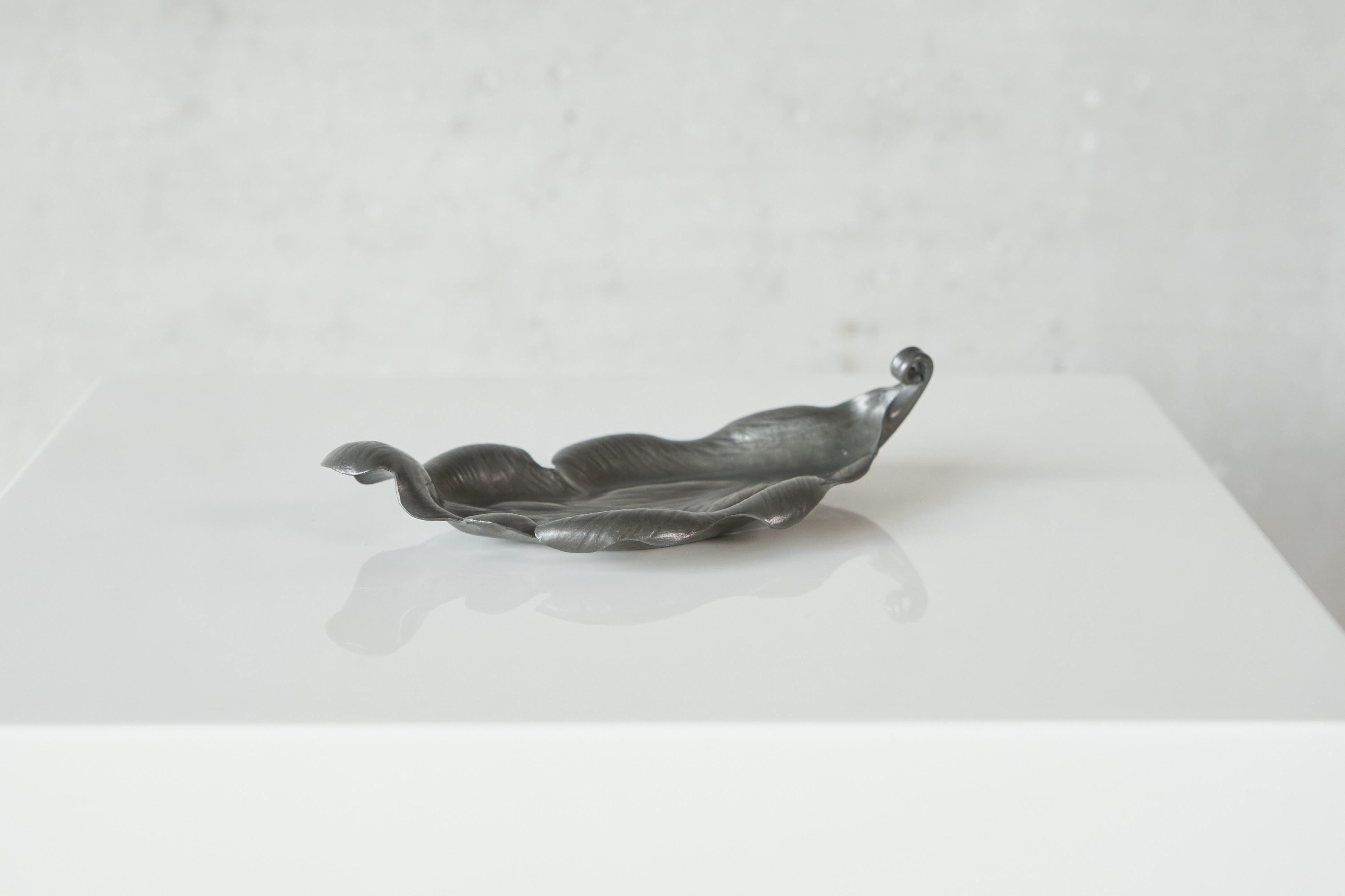 Mid Century Leaf Shaped Vide Poche in Pewter 1960s im Zustand „Gut“ im Angebot in Meer, VAN