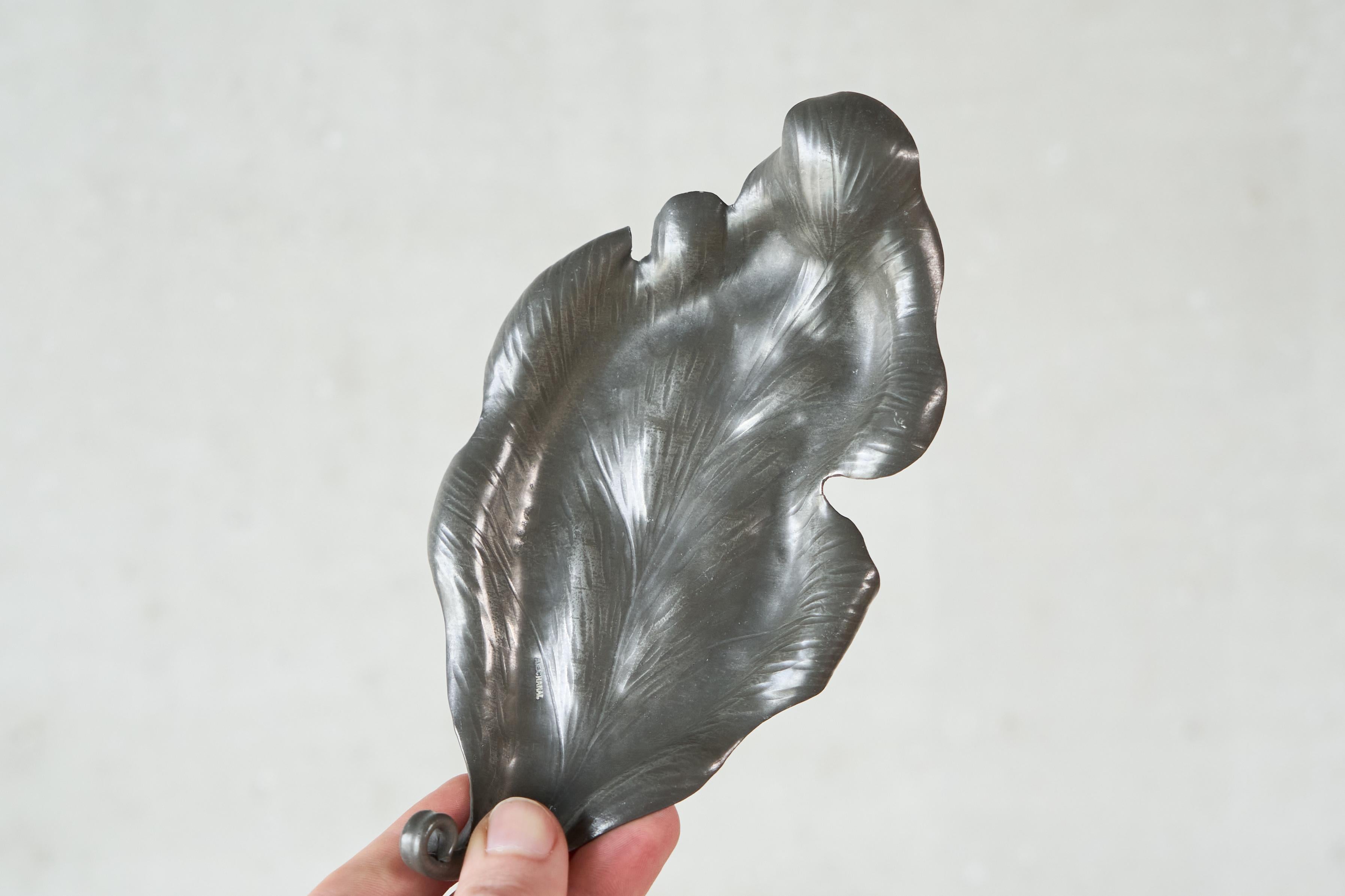 Mid Century Leaf Shaped Vide Poche in Pewter 1960s (20. Jahrhundert) im Angebot