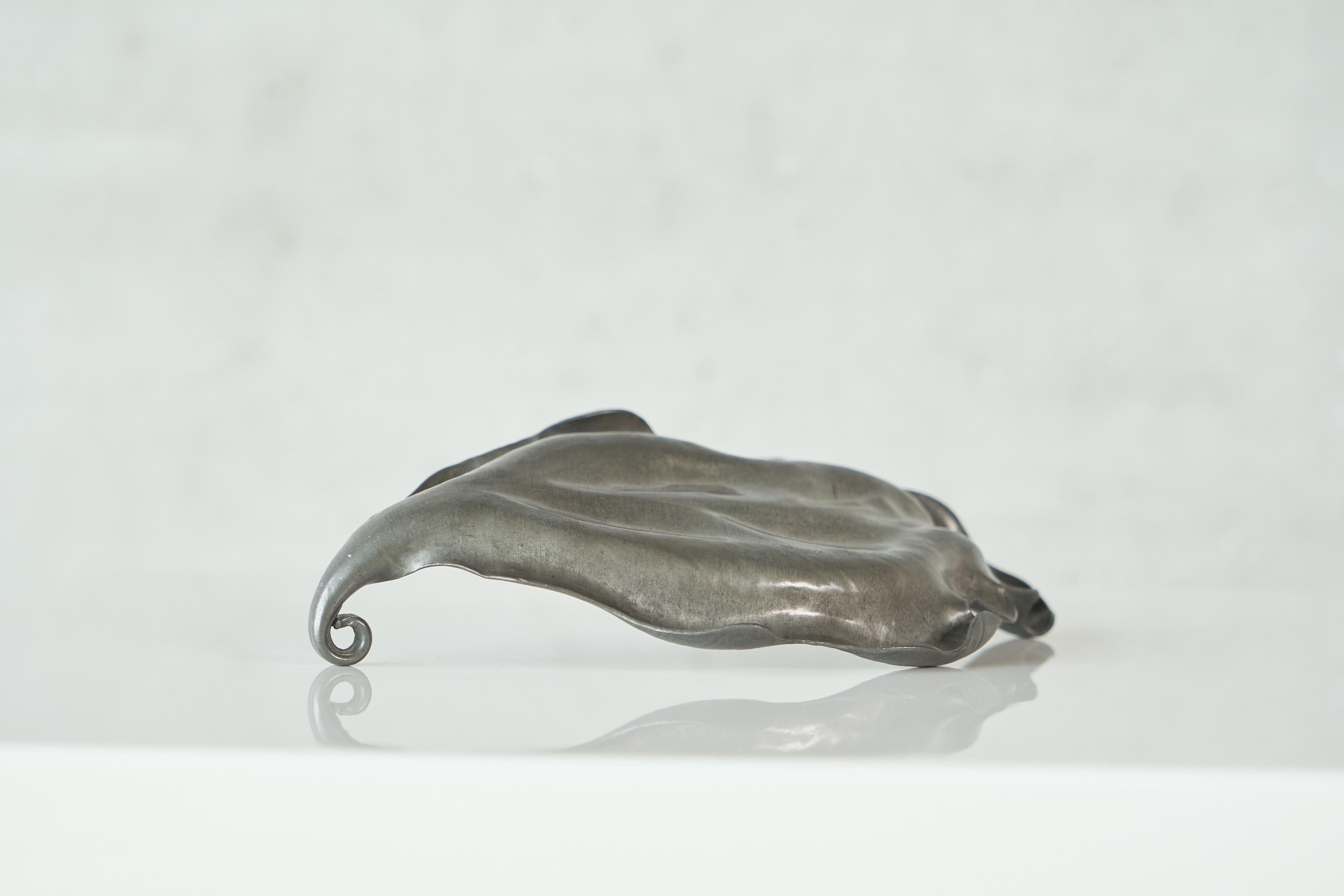 Mid Century Leaf Shaped Vide Poche in Pewter 1960s (Hartzinn) im Angebot