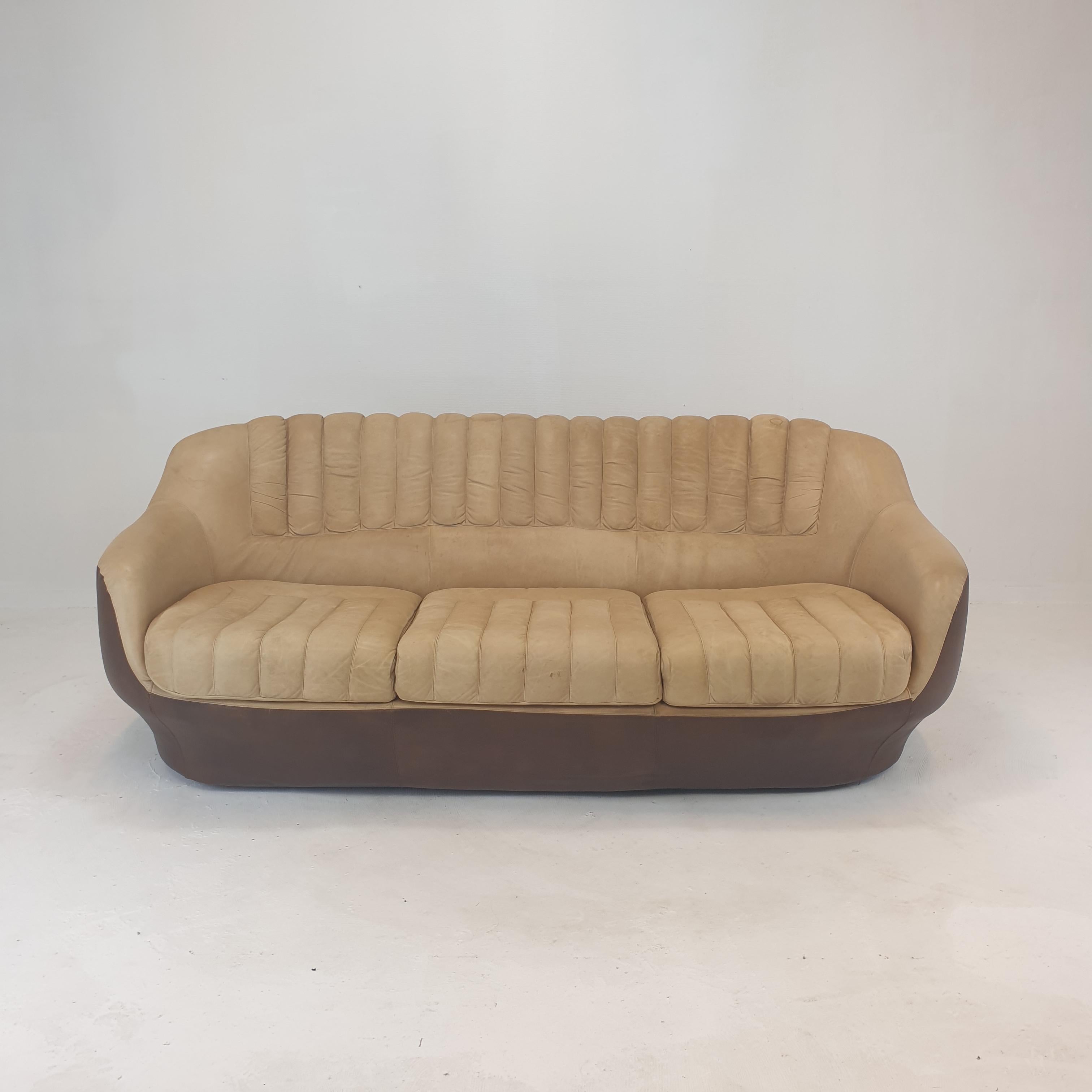 A magnificent leather Club sofa, made in Italy in the 70's.
The cushions and the backrest are covered with of very soft napa leather.
The high quality foam in the cushions guarantee a very comfortable seat.

The leather has a patina consistent