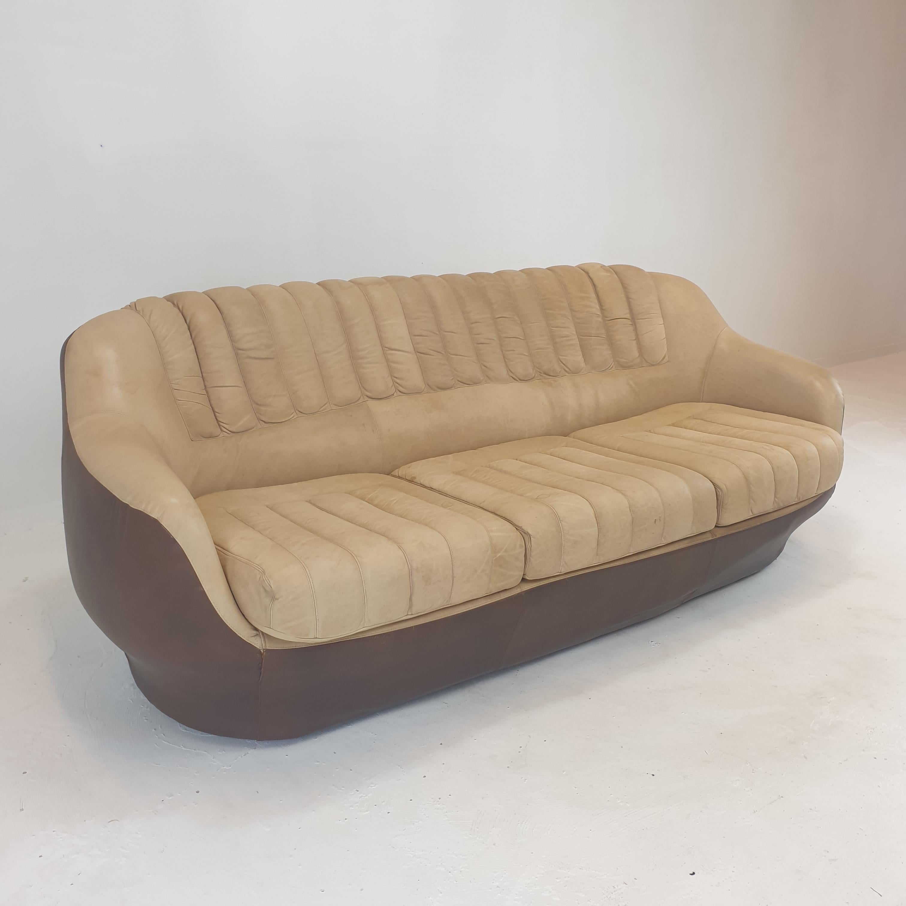 Mid Century Leather 3-Seat Club Sofa, Italy 1970's In Good Condition For Sale In Oud Beijerland, NL