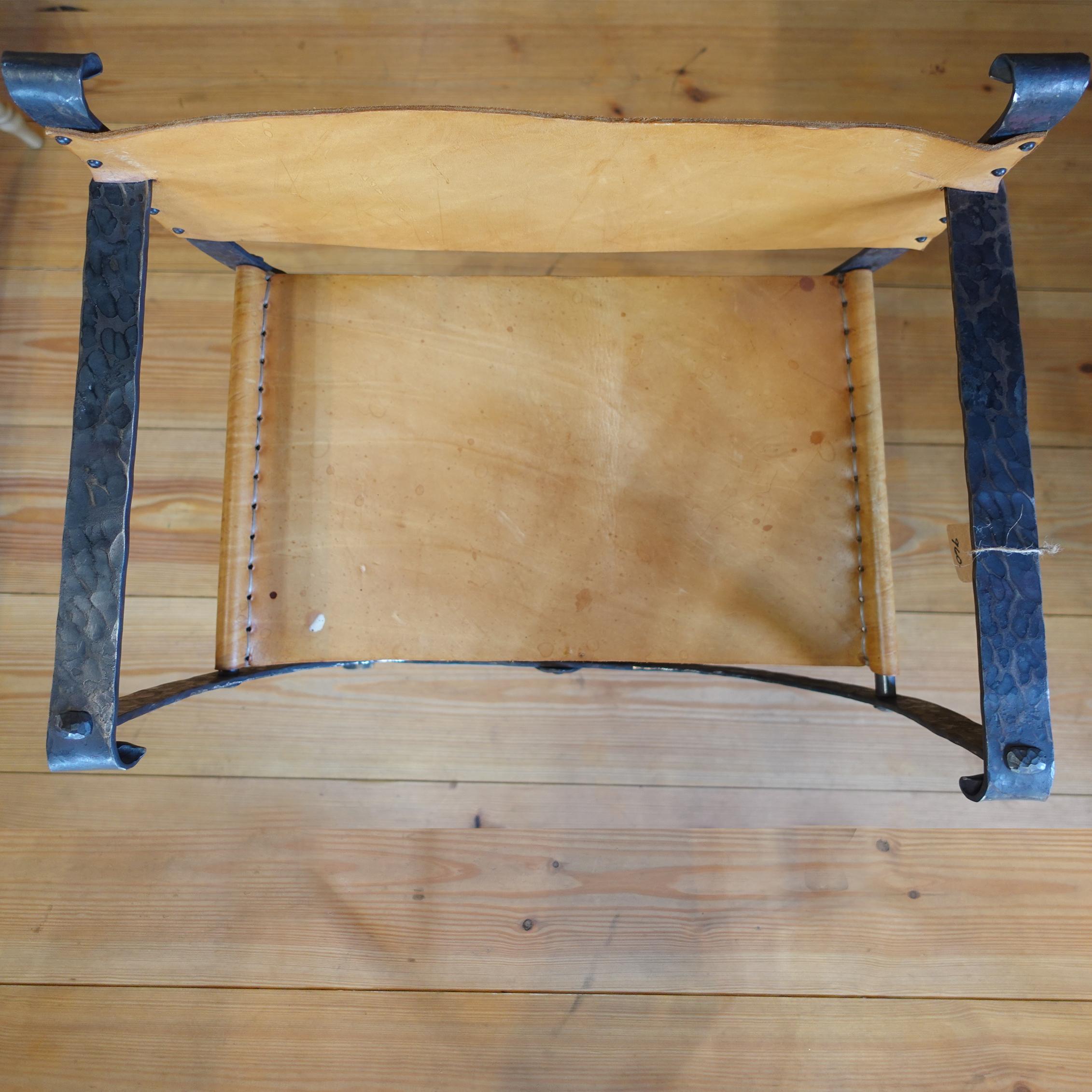 Silla curul plegable de cuero y hierro de mediados de siglo Estadounidense en venta