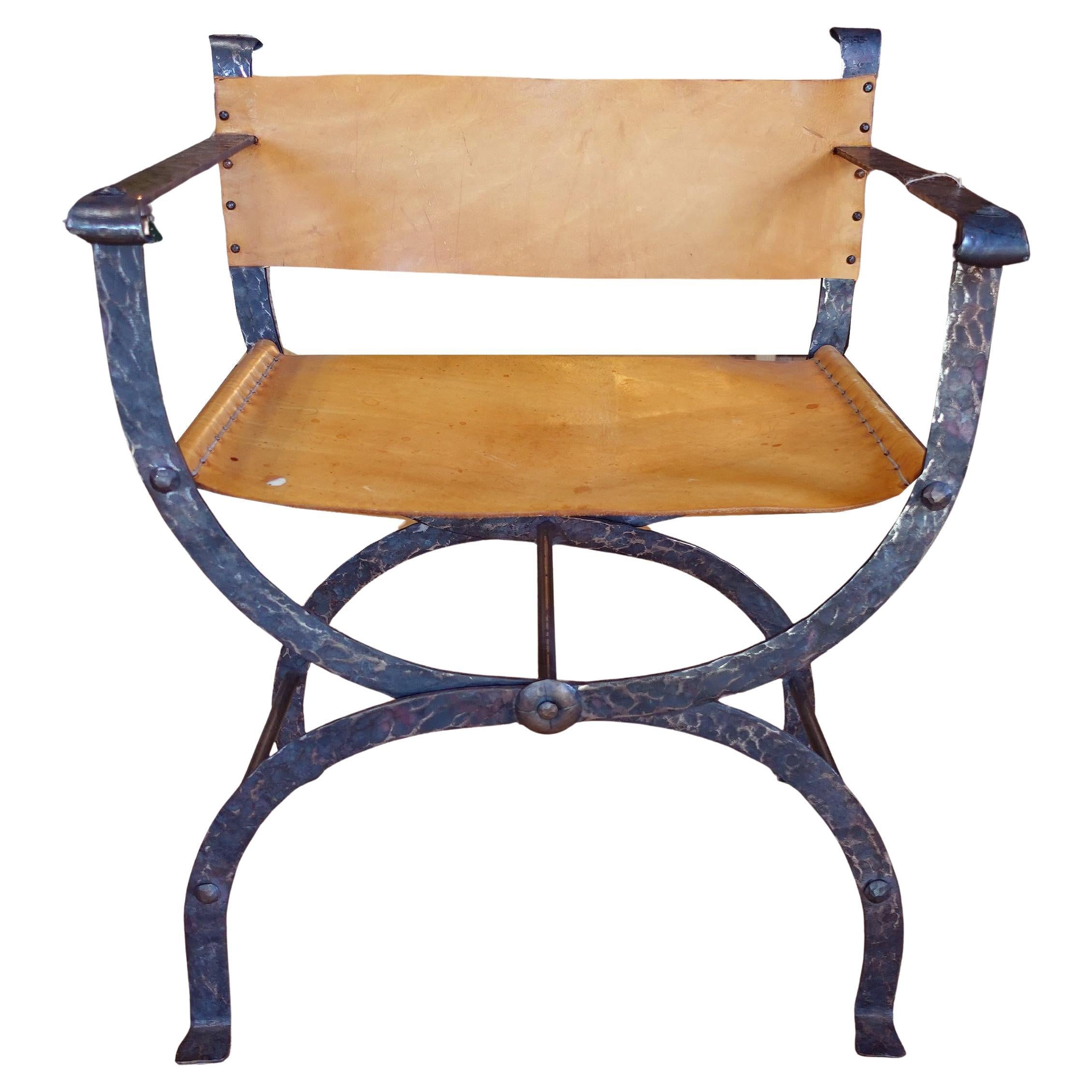 Chaise Curule pliante en cuir et fer du milieu du siècle