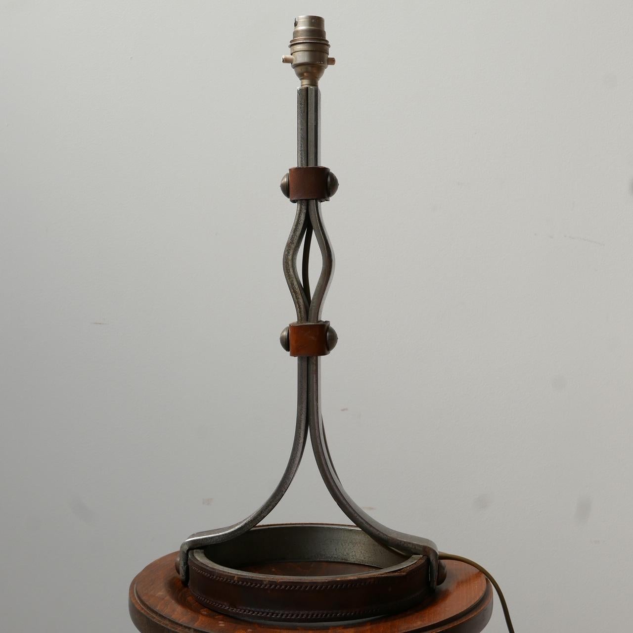 Lámpara de sobremesa de cuero y hierro de mediados de siglo de Jean-Pierre Ryckaert Cuero en venta
