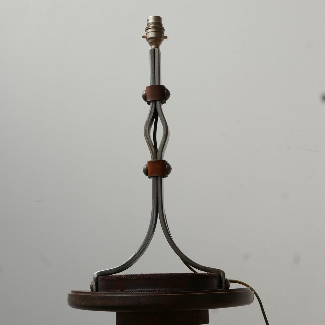Lámpara de sobremesa de cuero y hierro de mediados de siglo de Jean-Pierre Ryckaert en venta 1