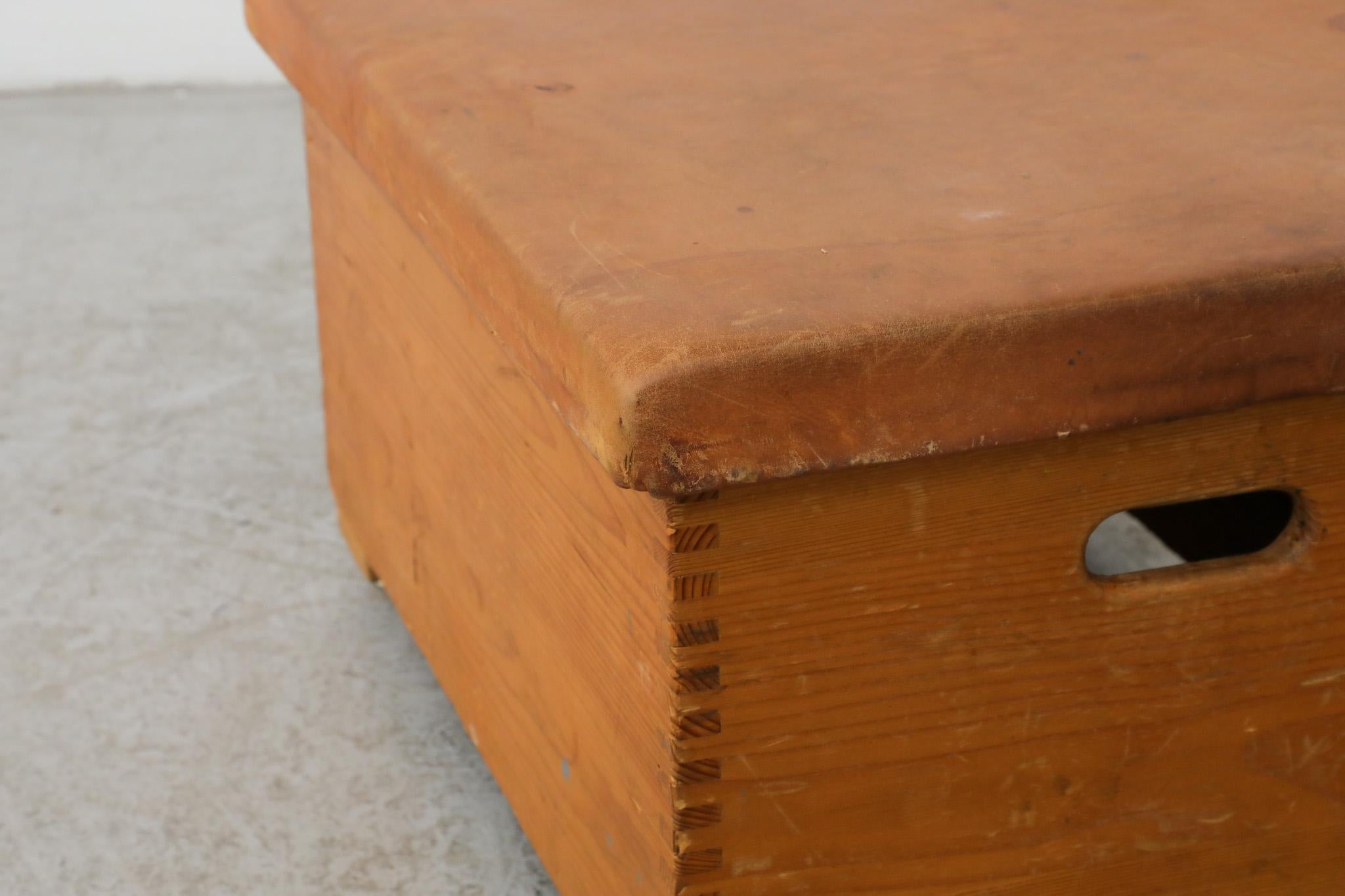 Mid-Century Leather and Pine gym bench For Sale 6