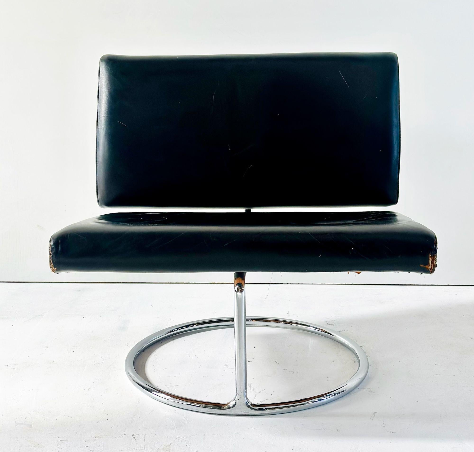 Silla de salón voladiza de cuero y acero inoxidable de mediados de siglo, 1960. Estado original, desgaste acorde con la edad y el uso.

