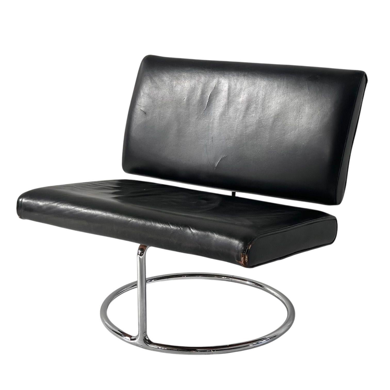 Silla de salón voladiza de cuero y acero inoxidable de mediados de siglo, 1960 Moderno de mediados de siglo en venta
