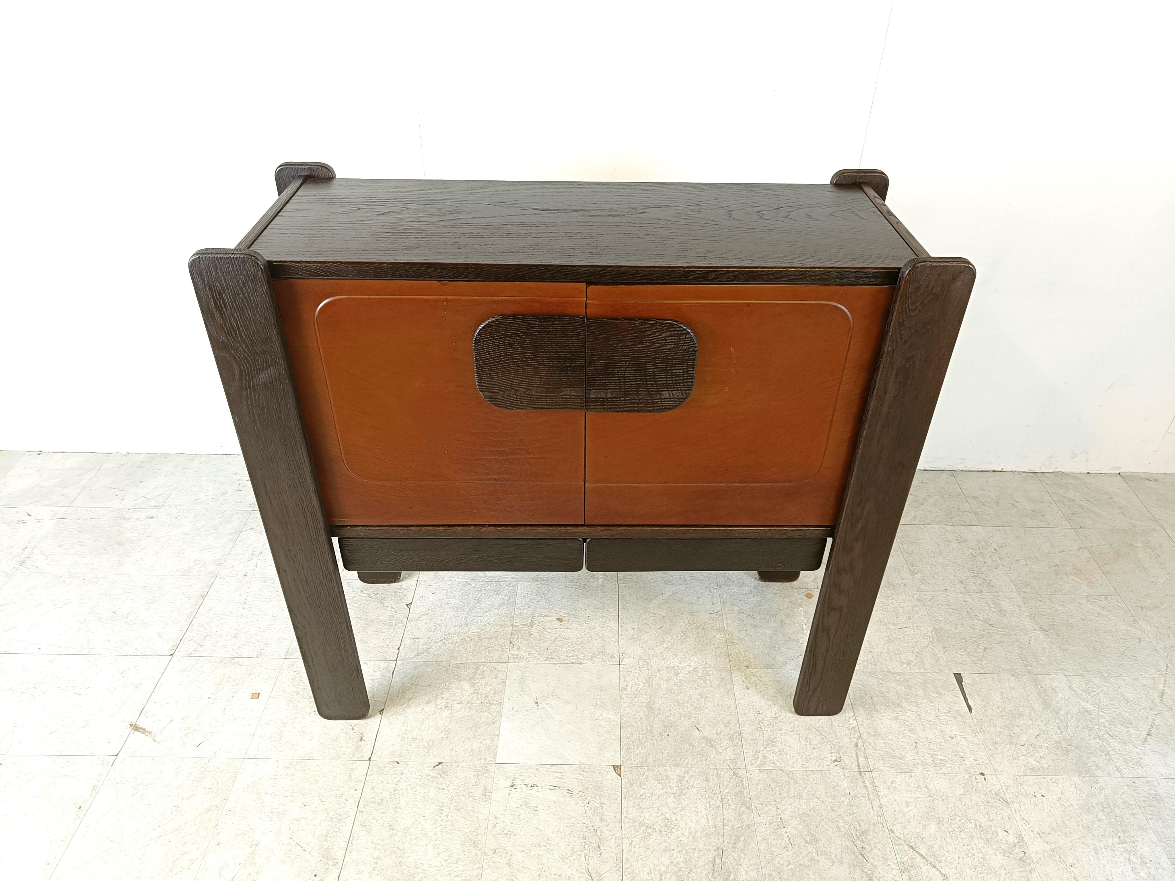 Rare mid century bar cabinet with a wooden frame and leather panels manufactured by Belgian furniture company hi plan.

The cabinet has two doors and two drawers.

Beautiful and very high quality mid century design cabinet/

1960s - Belgium

Very