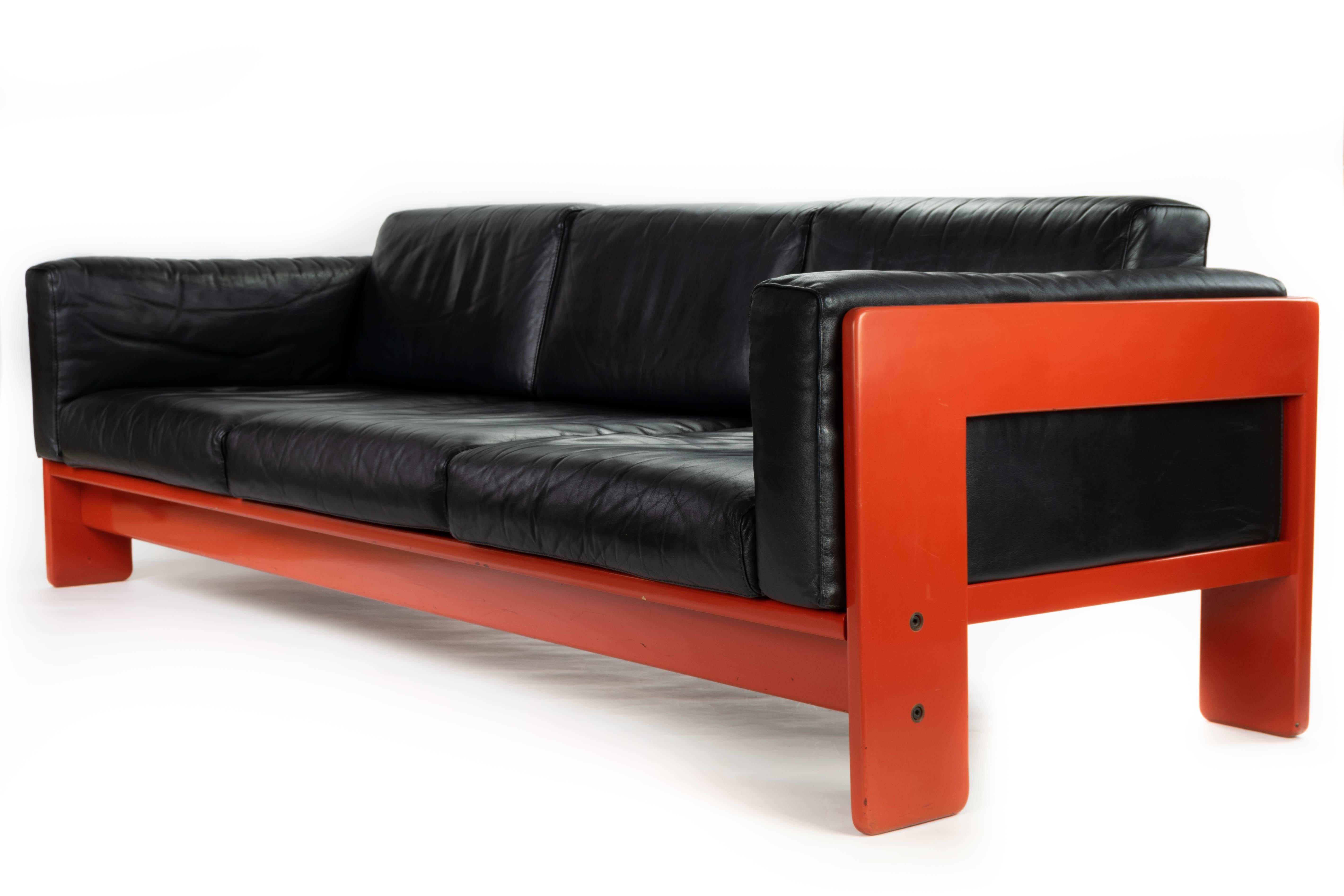 Comfortable and with a clean lines design. Bastiano sofa in black leather and red lacquered wood (Very few of this piece with this finish). 
Designed by Tobia Scarpa in 1962 and produced by Gavina.