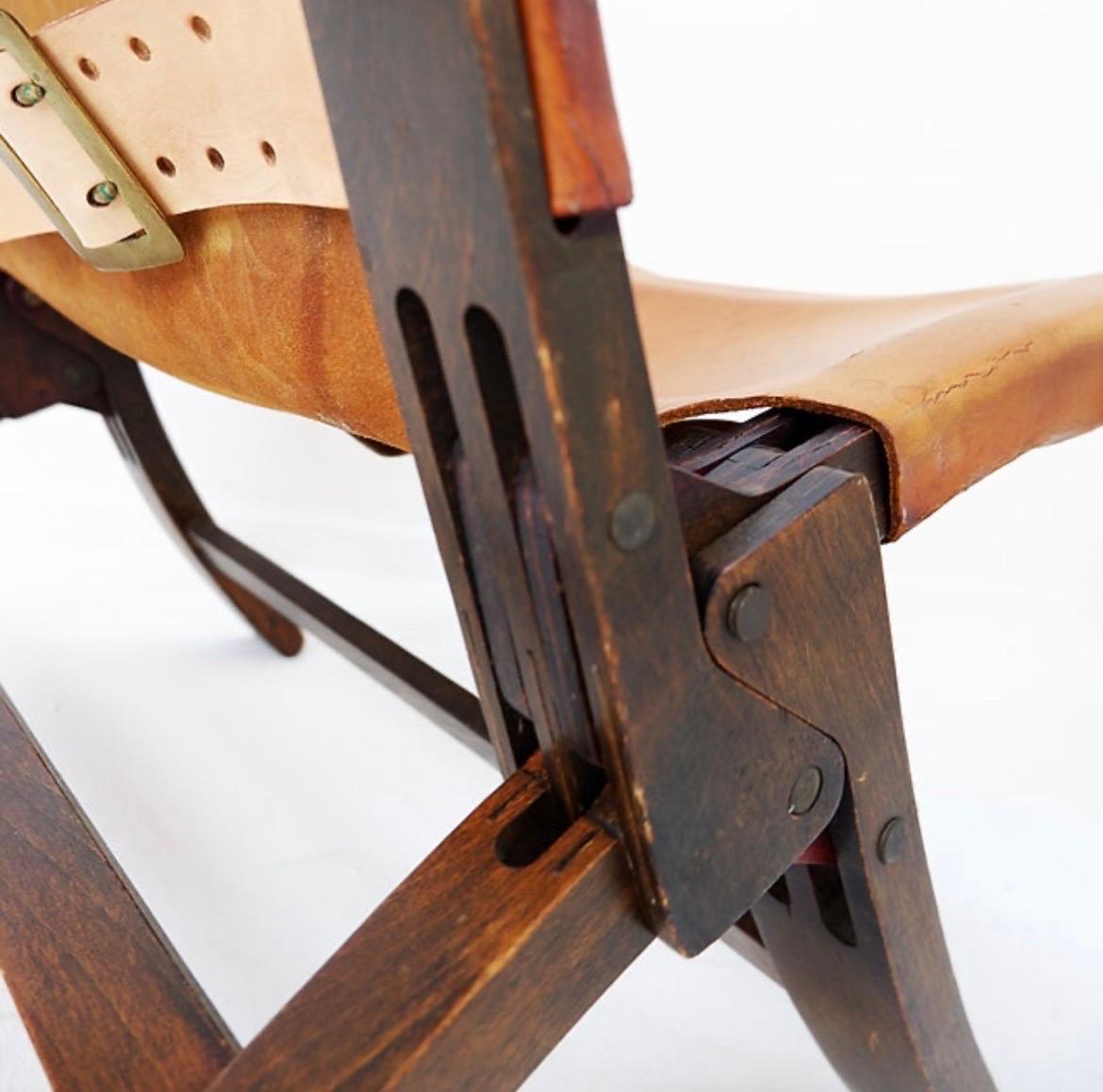 Mid century leather and wood folding armchair, 1950s In Fair Condition For Sale In Linkebeek, BE