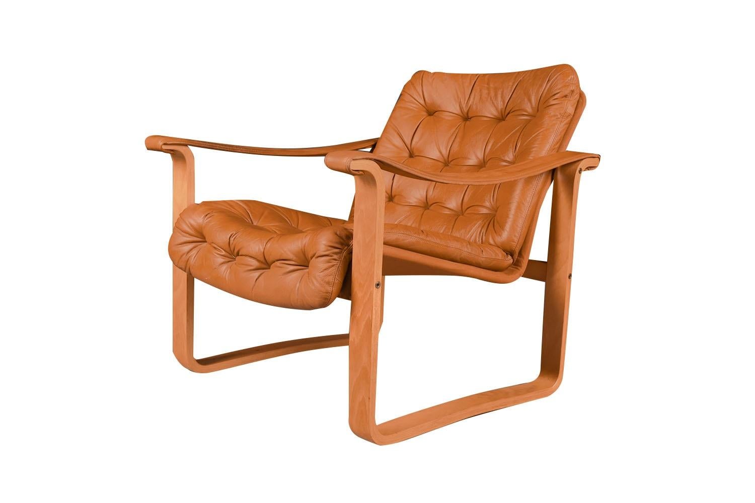 A beautiful Mid-Century Modern, stylish leather lounge, armchair by OY BJ. Dahlqvist AB for BD furniture Finland, circa 1960s. Features original rich, soft patinated light cognac leather upholstery, supported by a canvas back, and bentwood frame.
