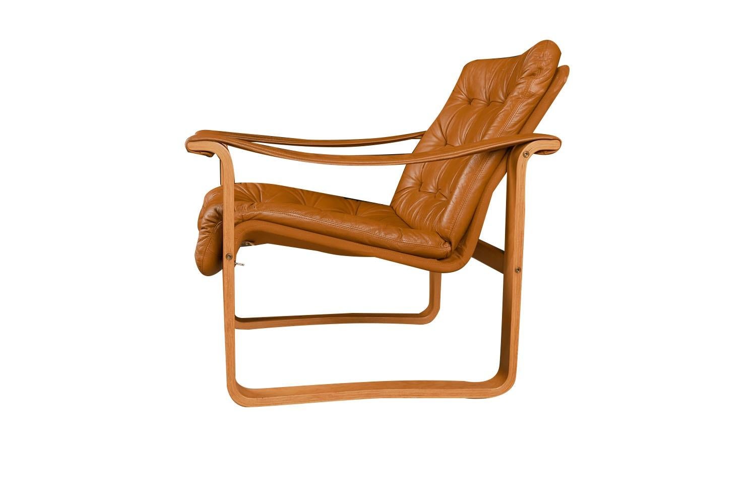 Mid-Century Modern Fauteuil en cuir du milieu du siècle OY BJ Dahlqvist AB, Finlande en vente