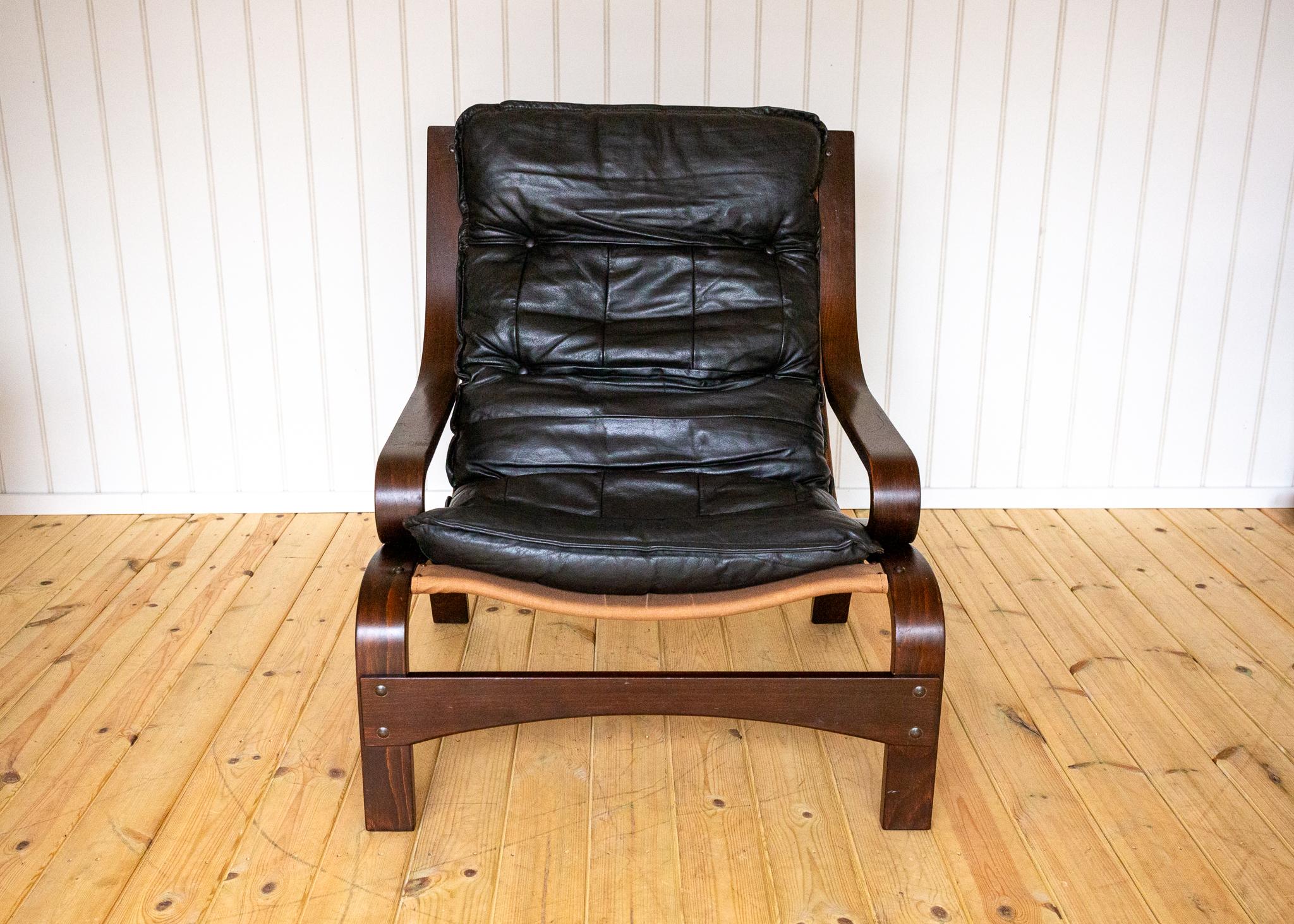 Un rare fauteuil scandinave du milieu du siècle, très attrayant et très confortable, en très bon état. Conçue par le grand maître norvégien Ingmar Relling et fabriquée en Norvège par Westnofa dans les années 1970, cette chaise longue à dossier