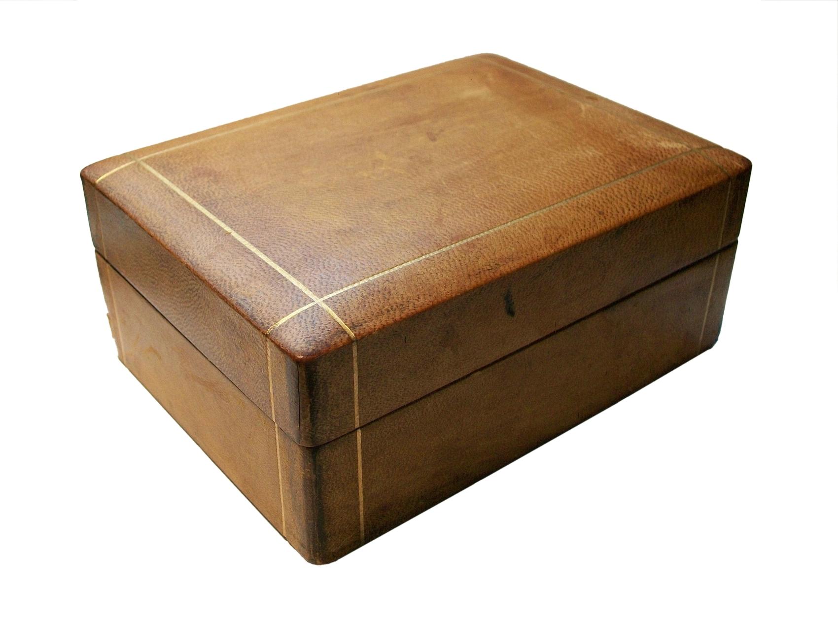 Boîte en cuir de chevreau du milieu du siècle avec détails dorés - doublée de bois - tissu moiré à la base - non signée - très léger cachet 